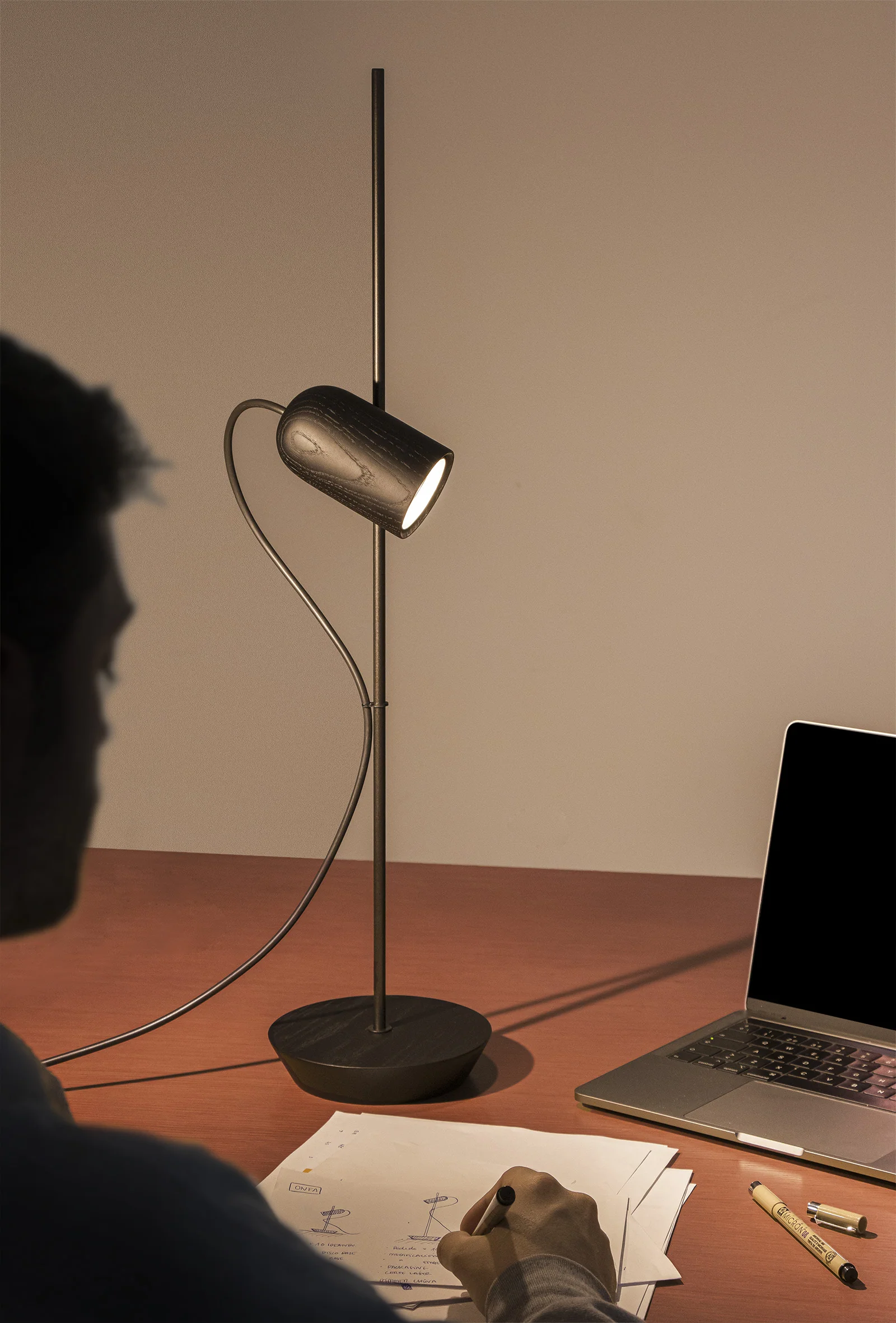 Lampa stołowa ONFA czarne drewno jesionowe z grafitowym wykończeniem - Image 2