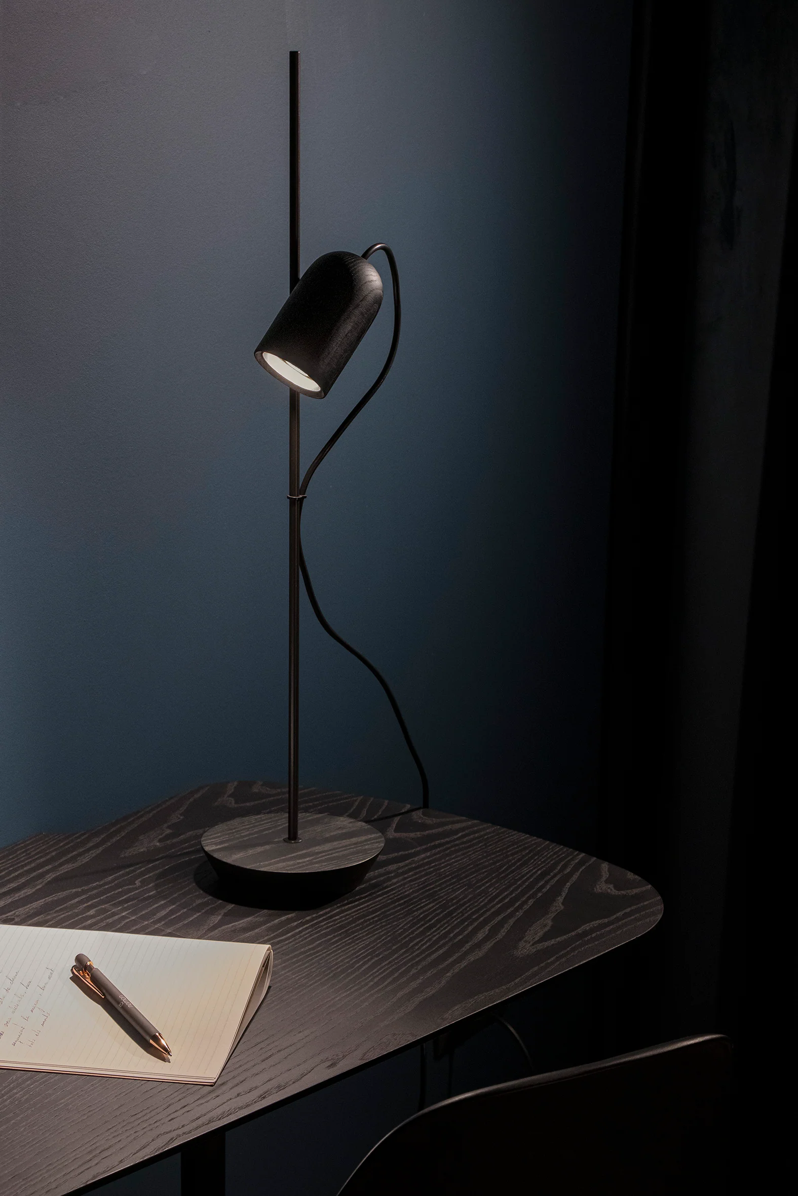 Lampa stołowa ONFA czarne drewno jesionowe z grafitowym wykończeniem - Image 6