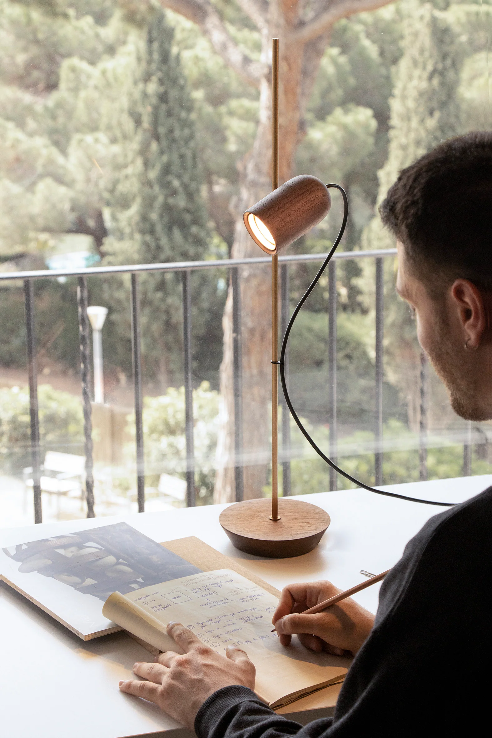 Lampa stołowa ONFA drewno orzechowe z mosiężnym wykończeniem - Image 11
