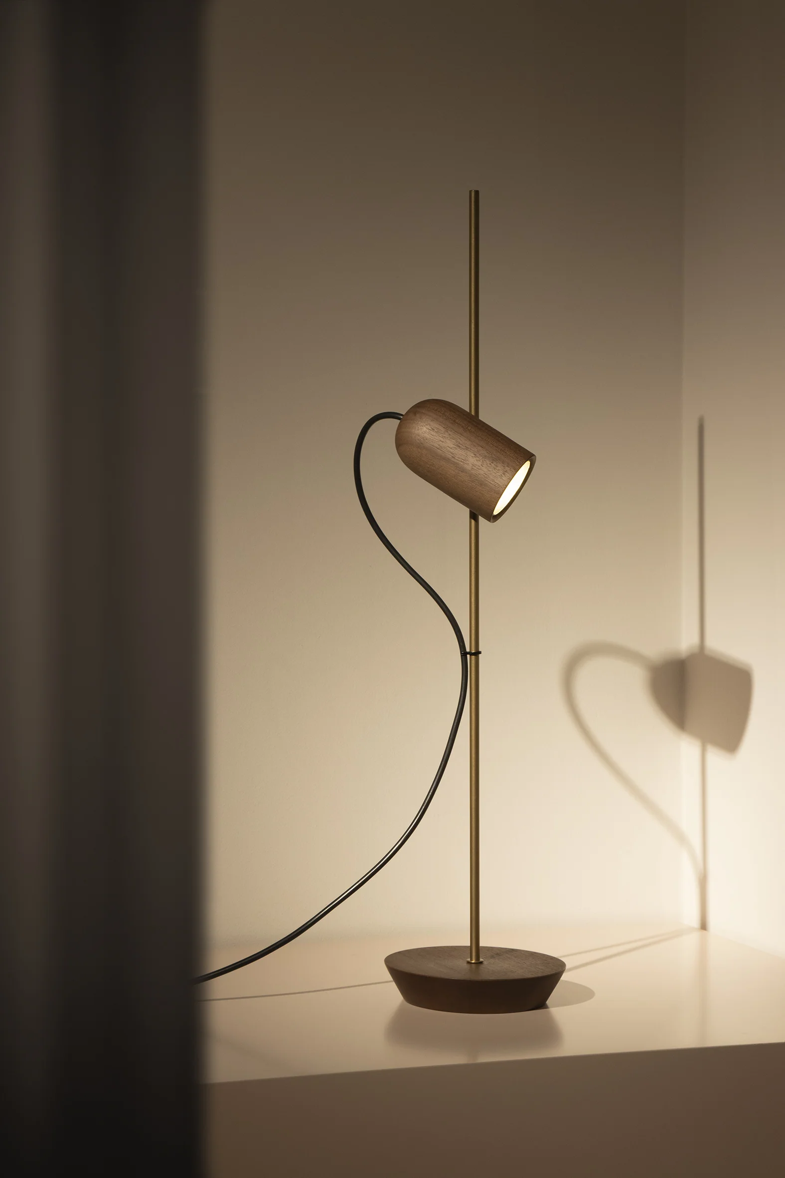 Lampa stołowa ONFA drewno orzechowe z mosiężnym wykończeniem - Image 3