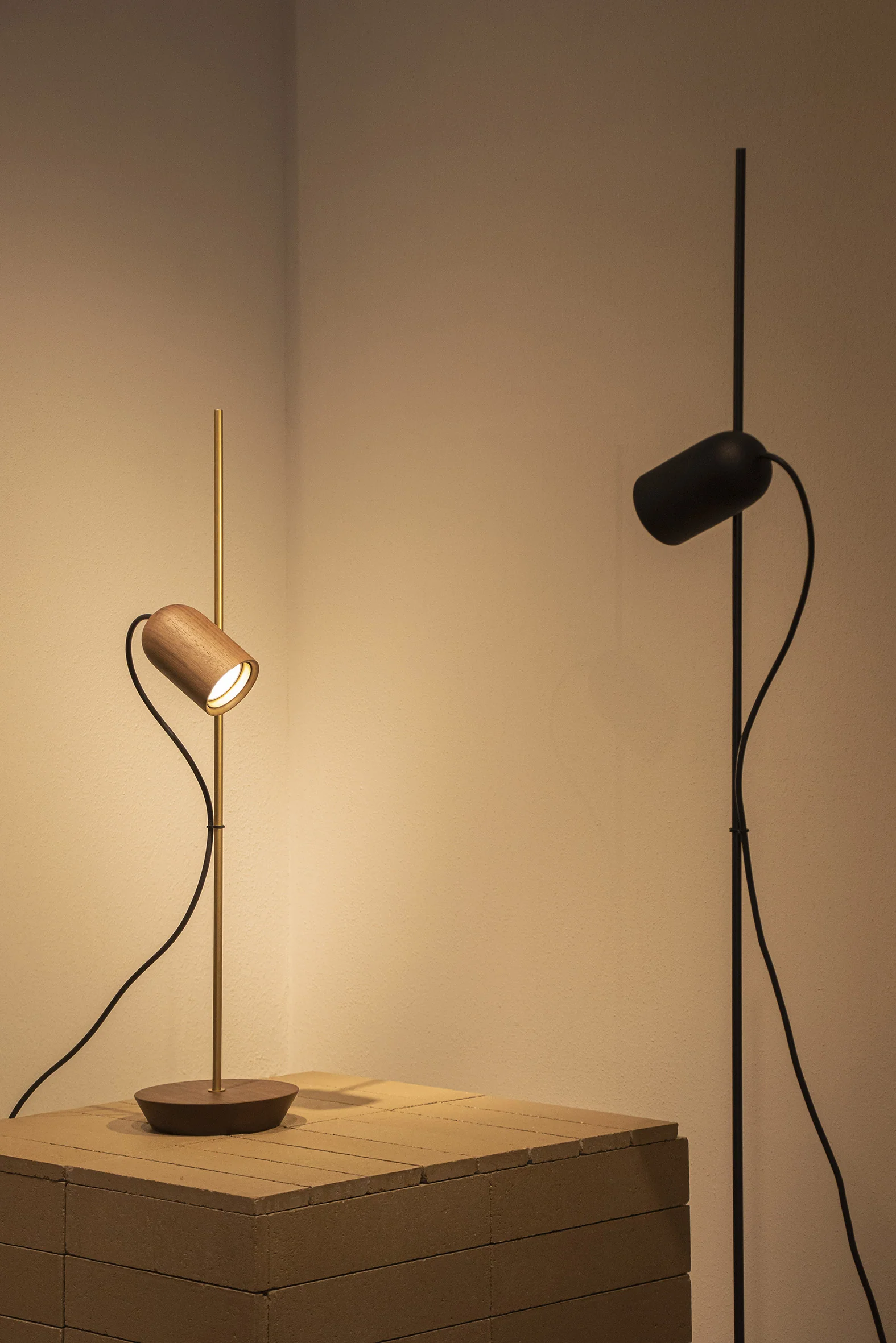 Lampa stołowa ONFA drewno orzechowe z mosiężnym wykończeniem - Image 6