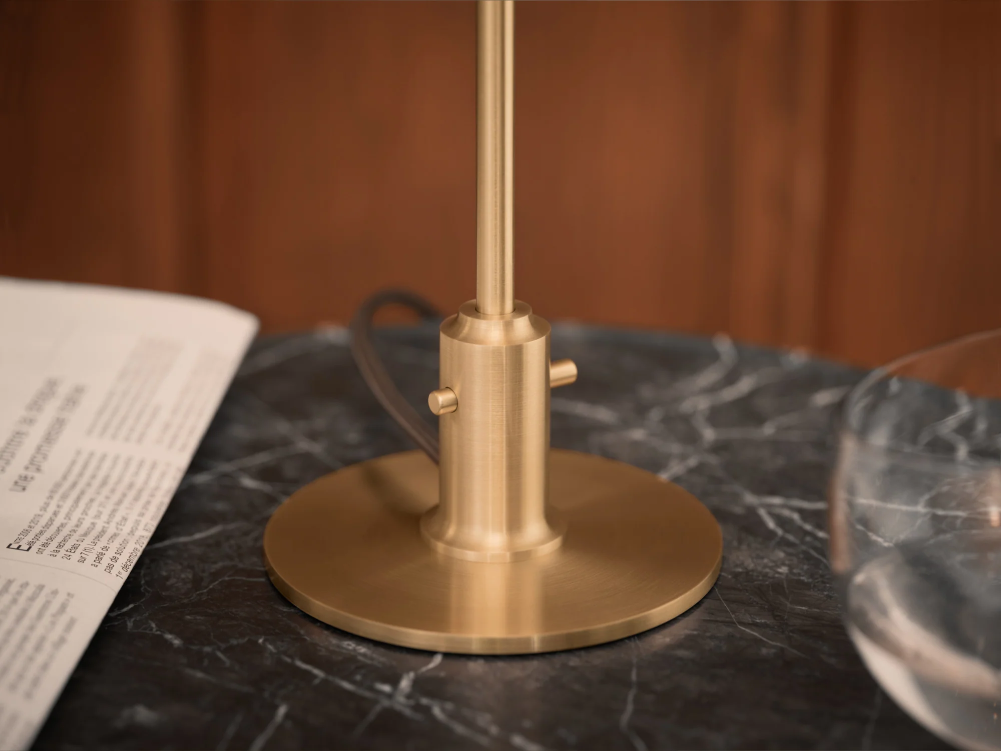 Lampa stołowa PH 2/1 biały z mosiężną podstawą - Image 3