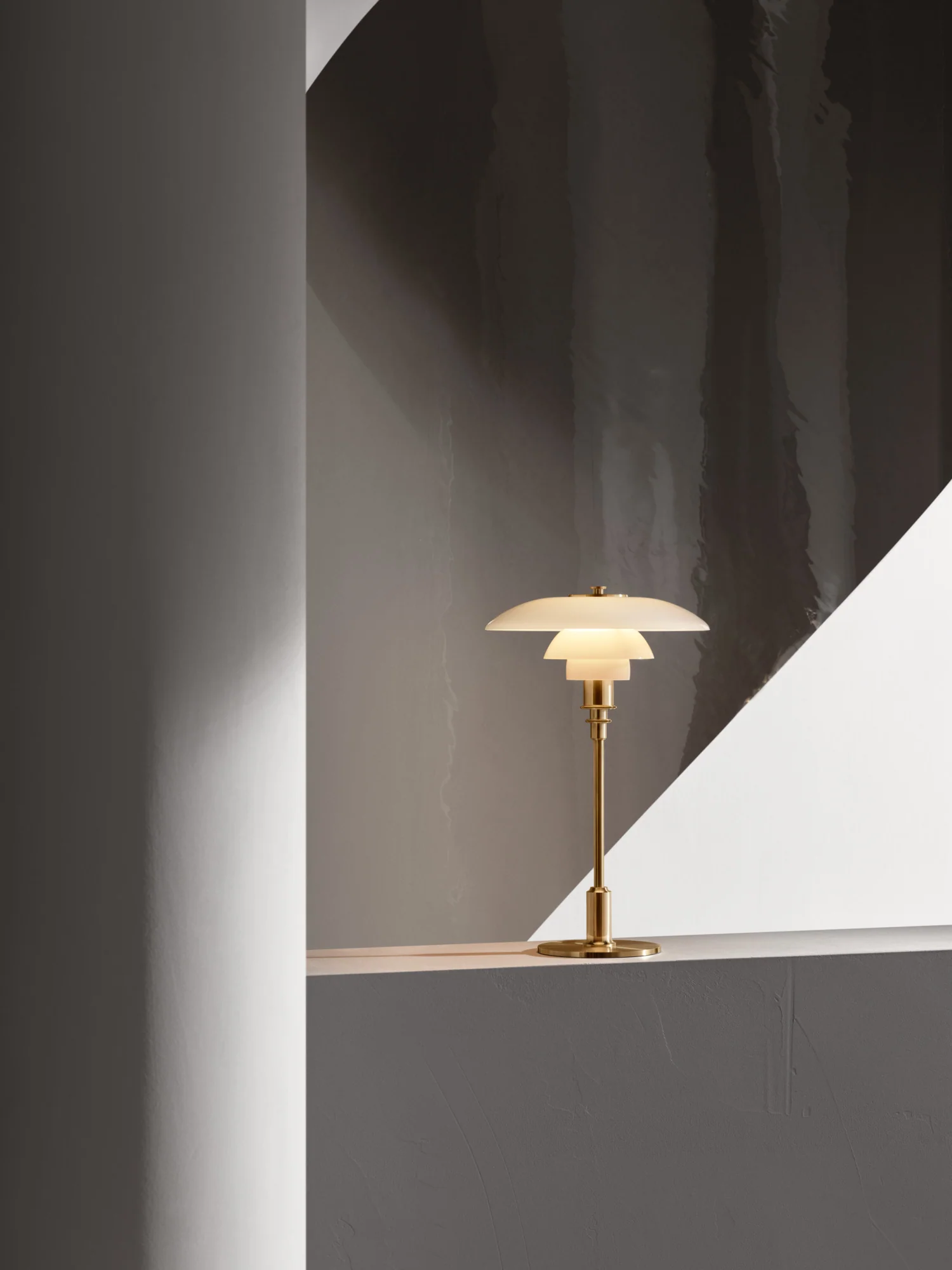 Lampa stołowa PH 3/2 biały z mosiężną podstawą - Image 6