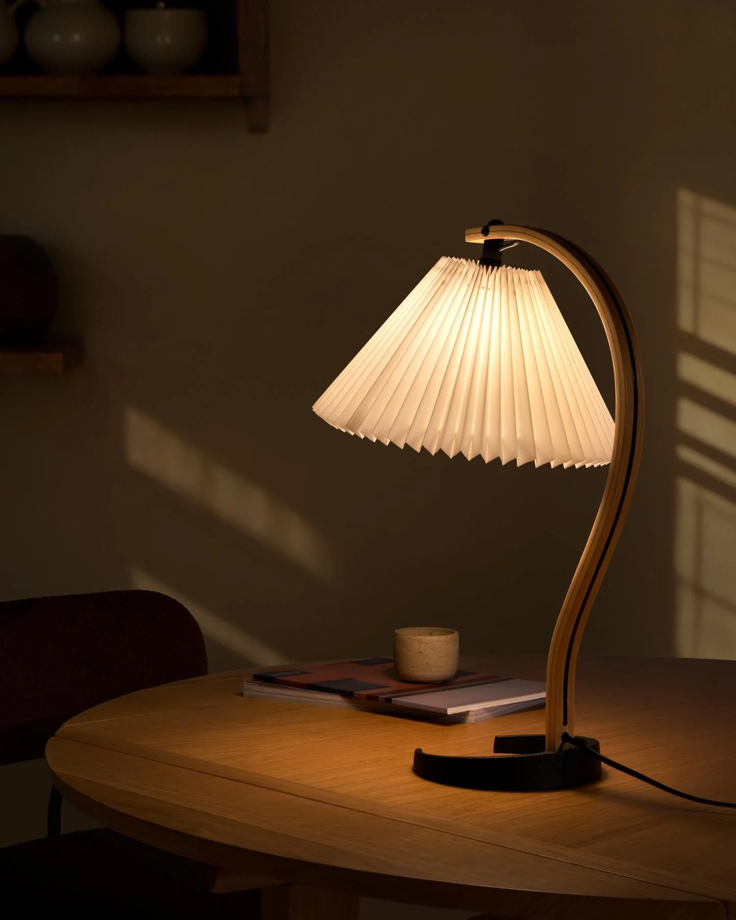 Lampa stołowa TIMBERLINE drewno dębowe z białym kloszem - Image 2