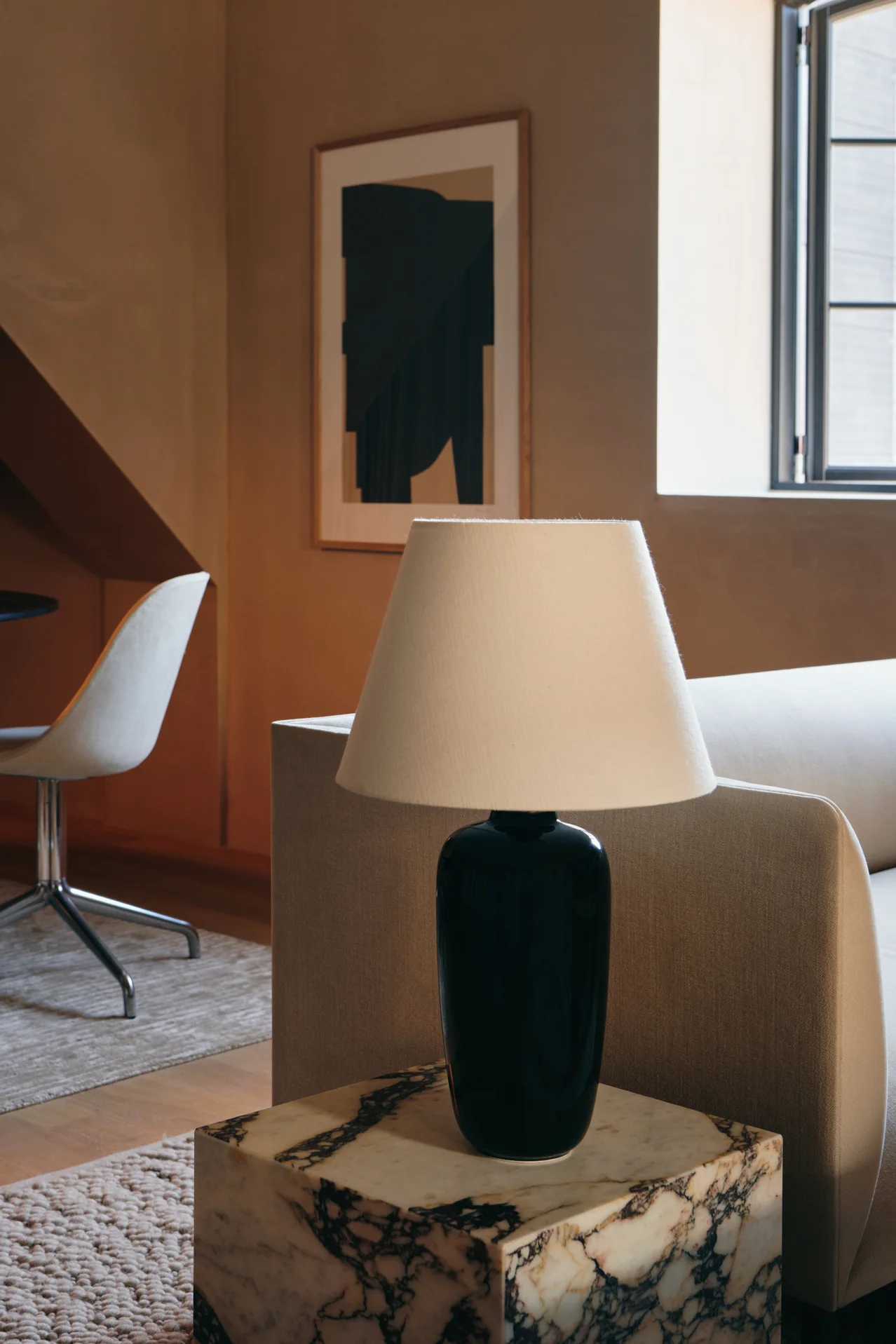 Lampa stołowa TORSO czarna ceramika z białym kloszem - Image 4