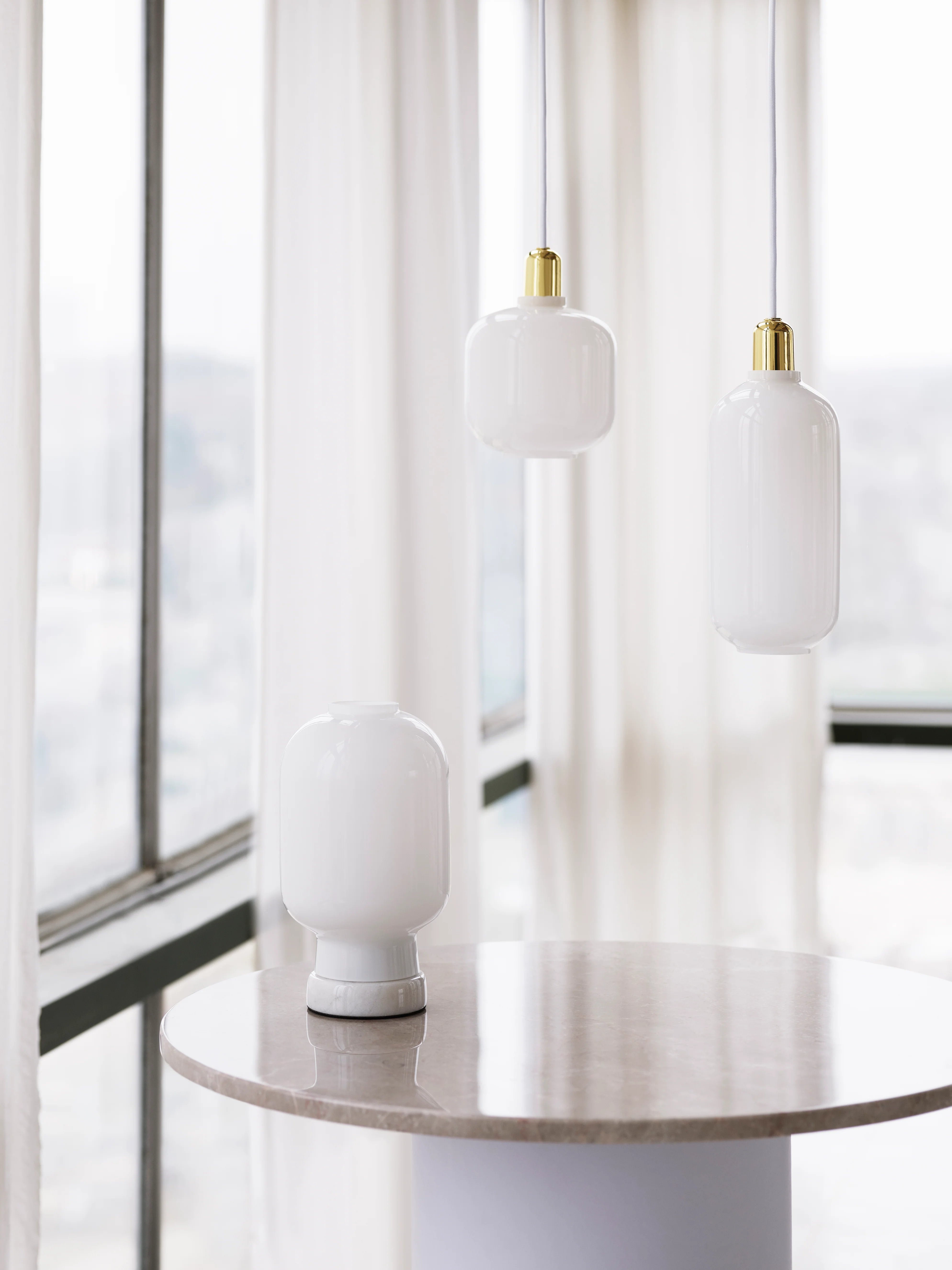 Lampa wisząca AMP białe szkło ze złotym wykończeniem - Image 3