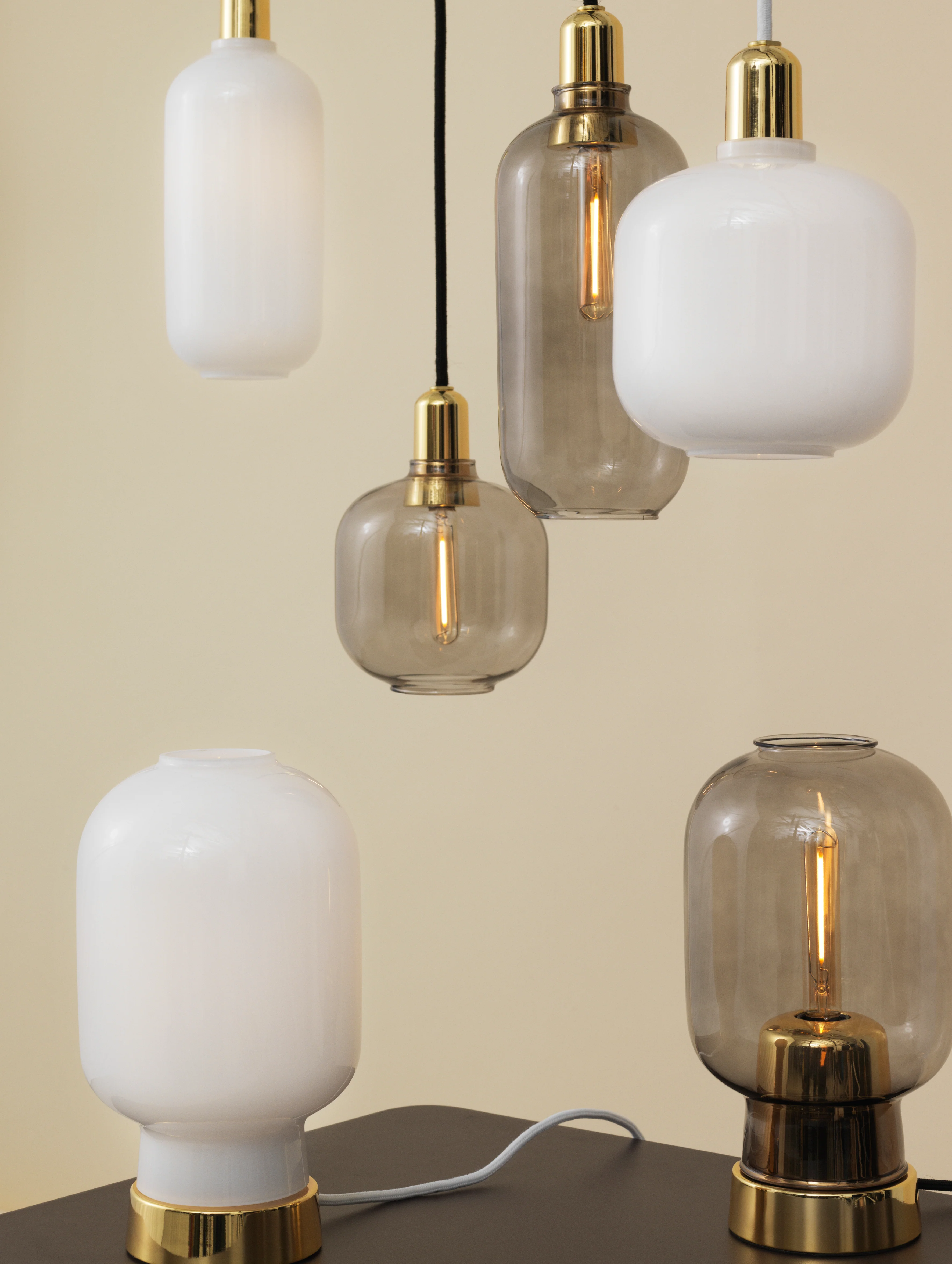 Lampa wisząca AMP białe szkło ze złotym wykończeniem - Image 5