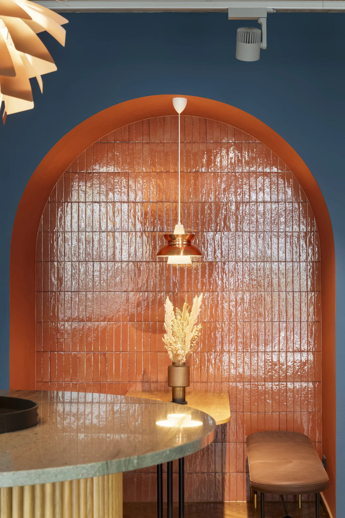 Lampa wisząca DOO-WOP biały z miedzianym wykończeniem - Image 2
