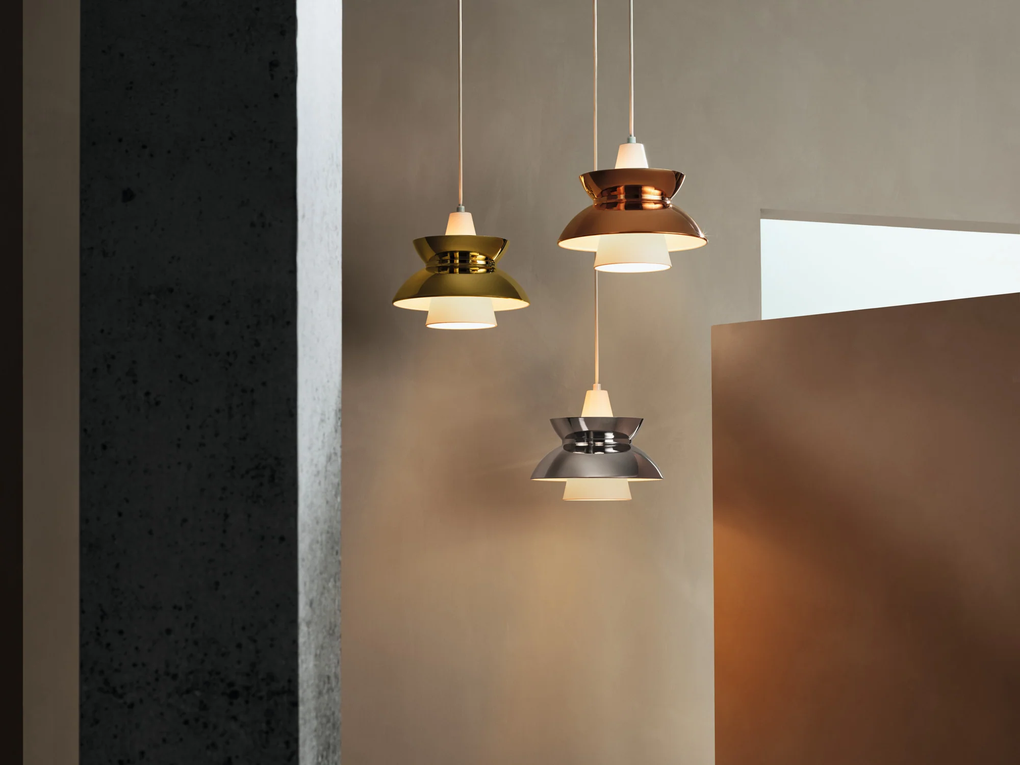 Lampa wisząca DOO-WOP biały z mosiężnym wykończeniem - Image 3
