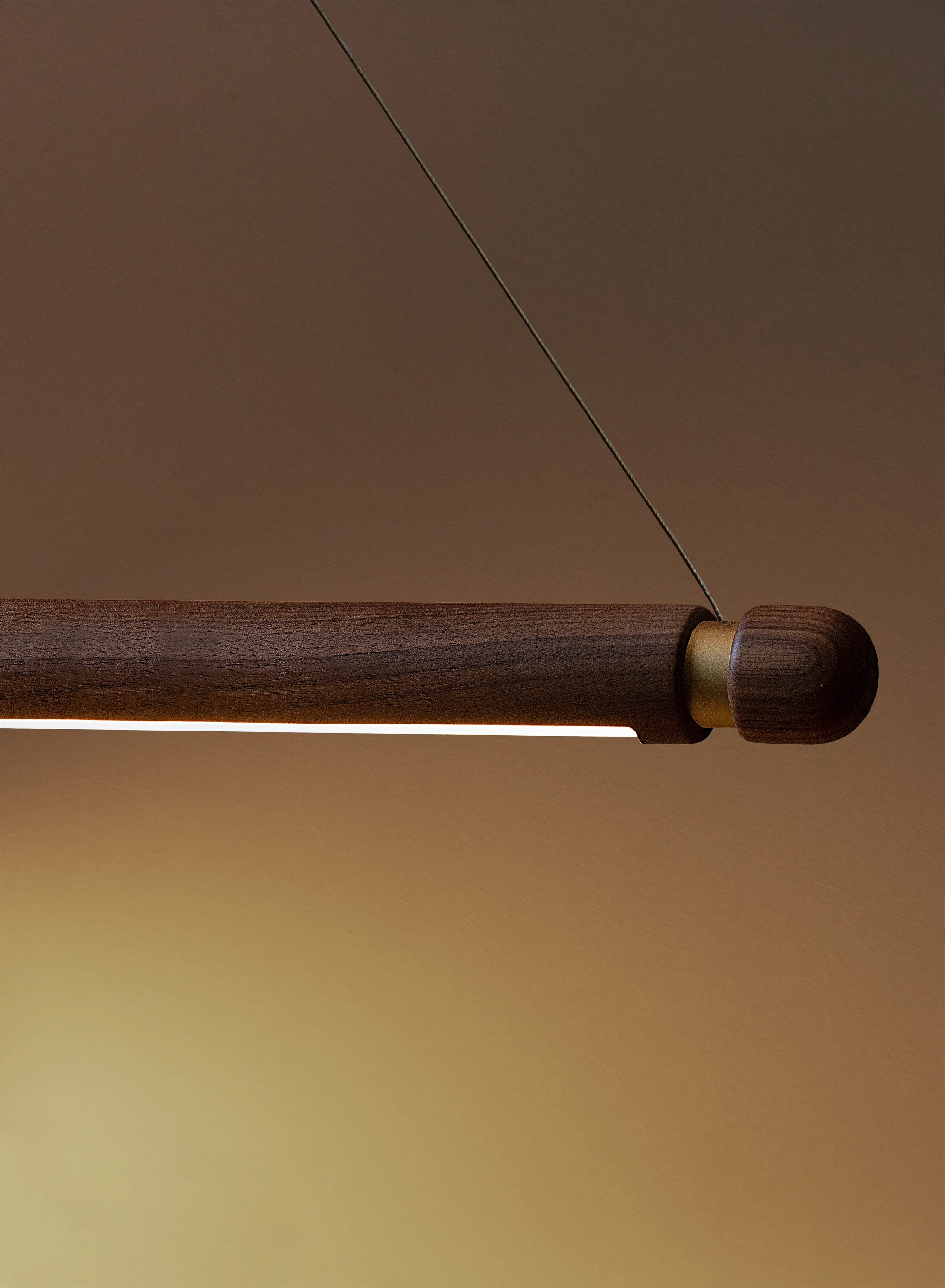 Lampa wisząca LINEA H drewno orzechowe z mosiężnym wykończeniem - Image 6