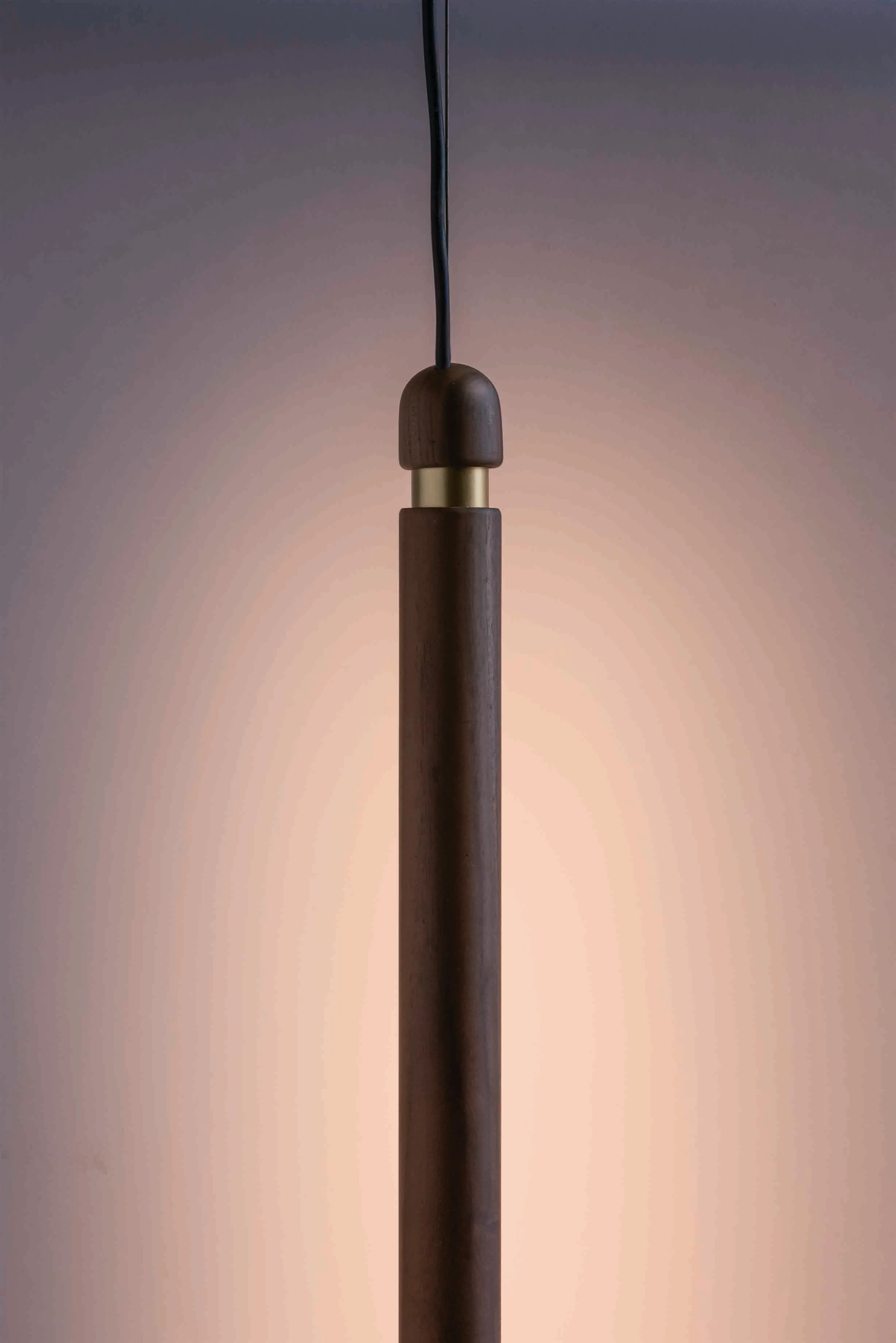 Lampa wisząca LINEA V drewno orzechowe z mosiężnym wykończeniem - Image 2