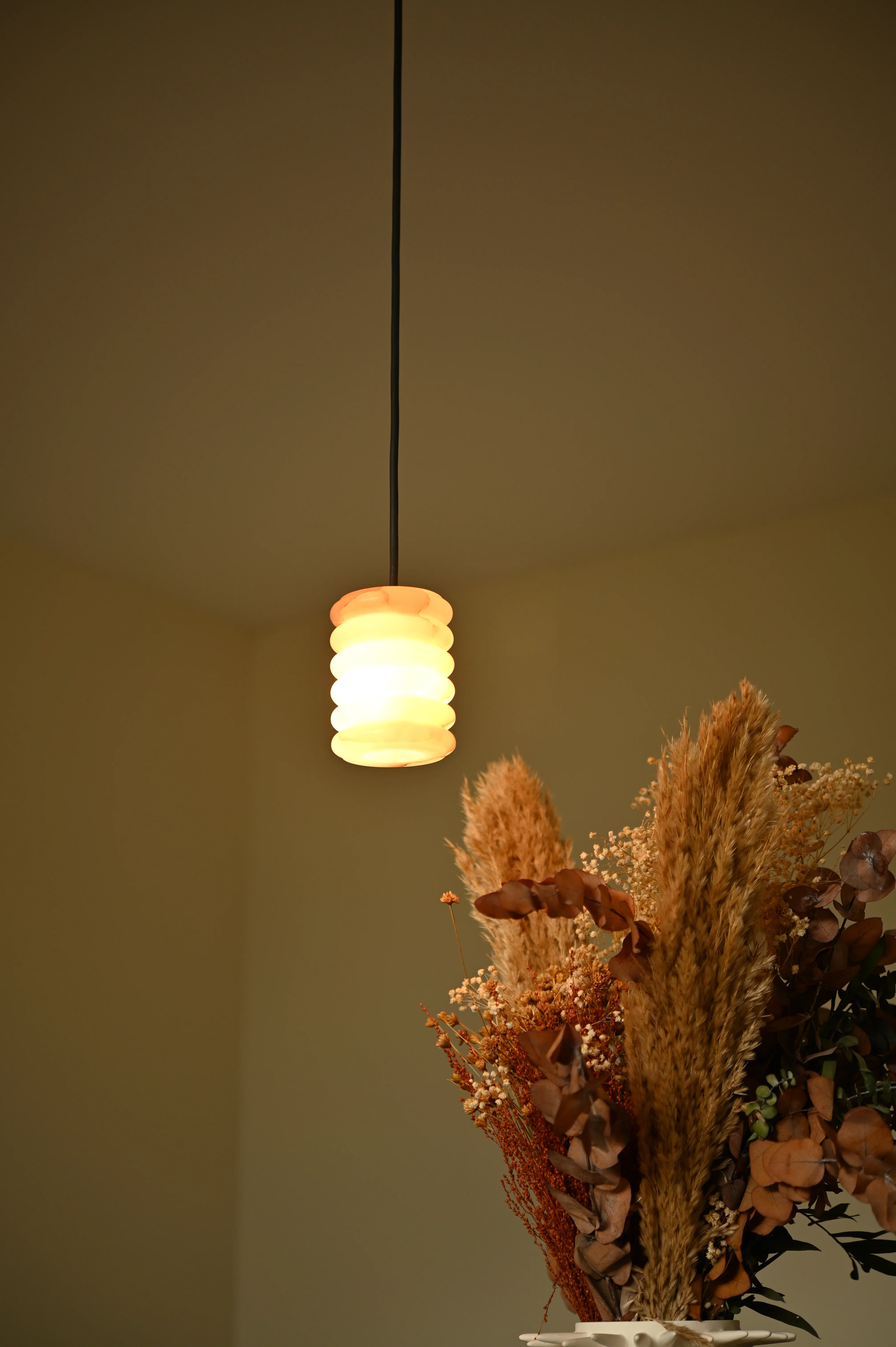 Lampa wisząca MANIKO FLUTA biały alabaster - Image 4