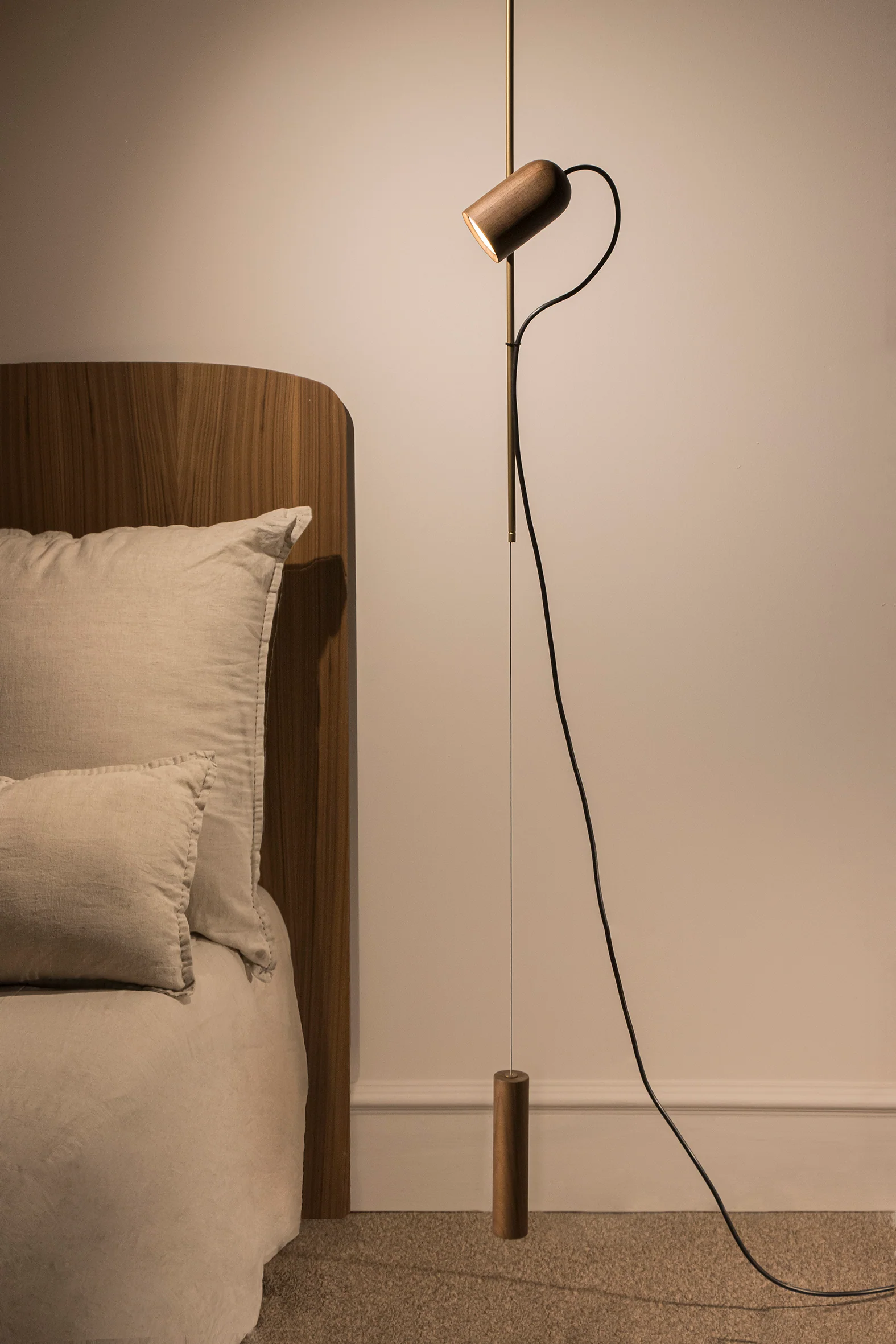 Lampa wisząca ONFA drewno orzechowe z mosiężnym wykończeniem - Image 3