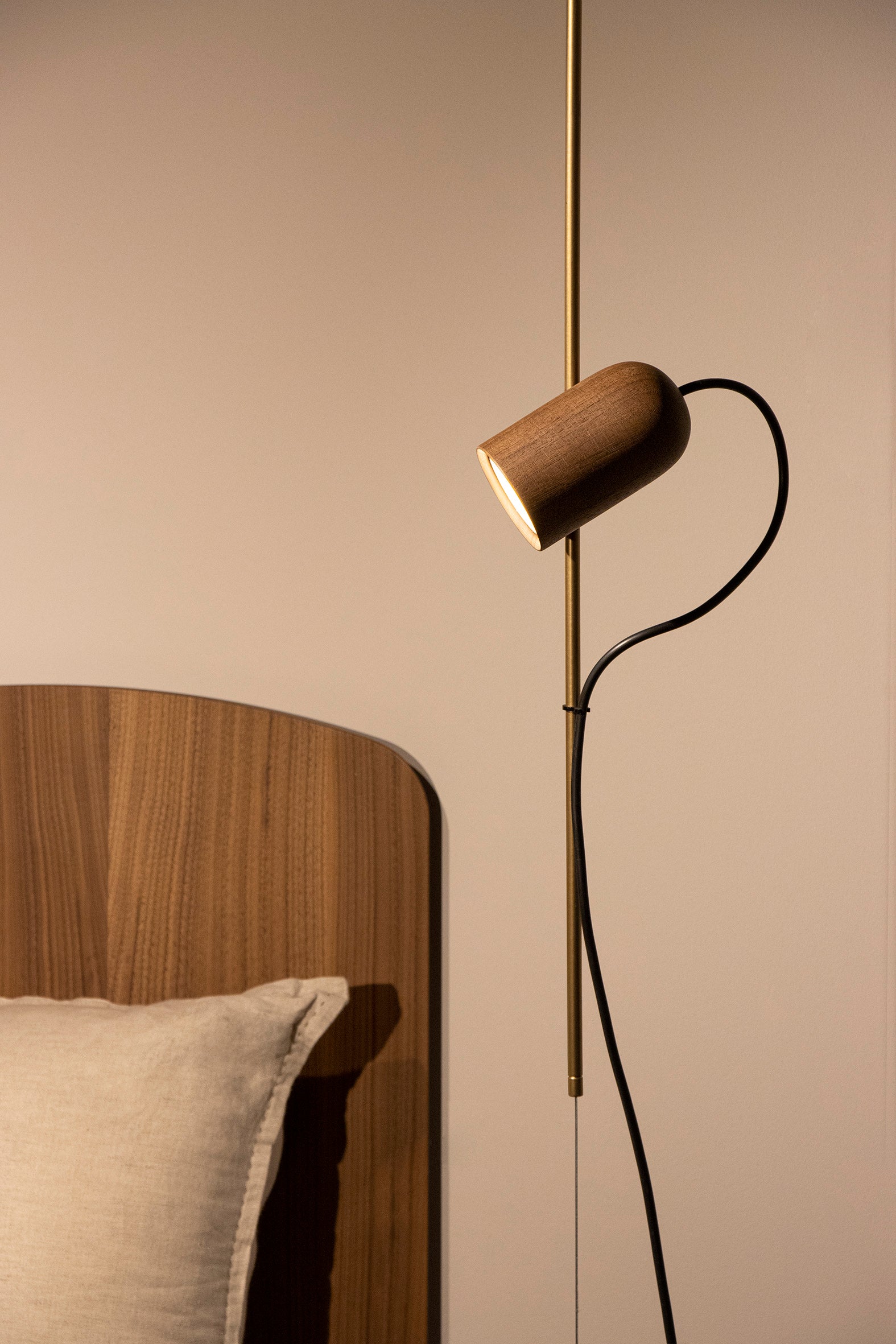Lampa wisząca ONFA drewno orzechowe z mosiężnym wykończeniem - Image 6