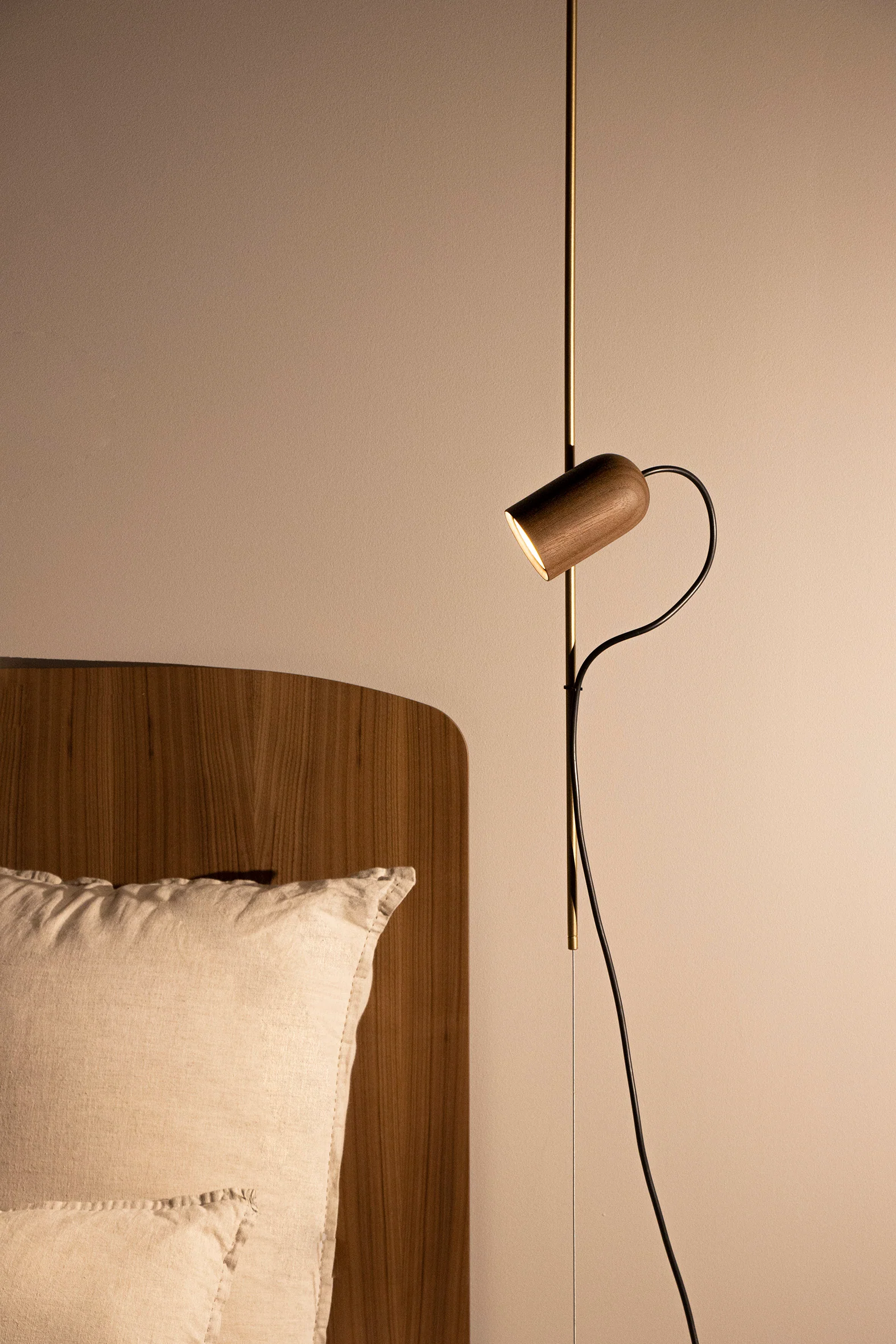 Lampa wisząca ONFA drewno orzechowe z mosiężnym wykończeniem - Image 7