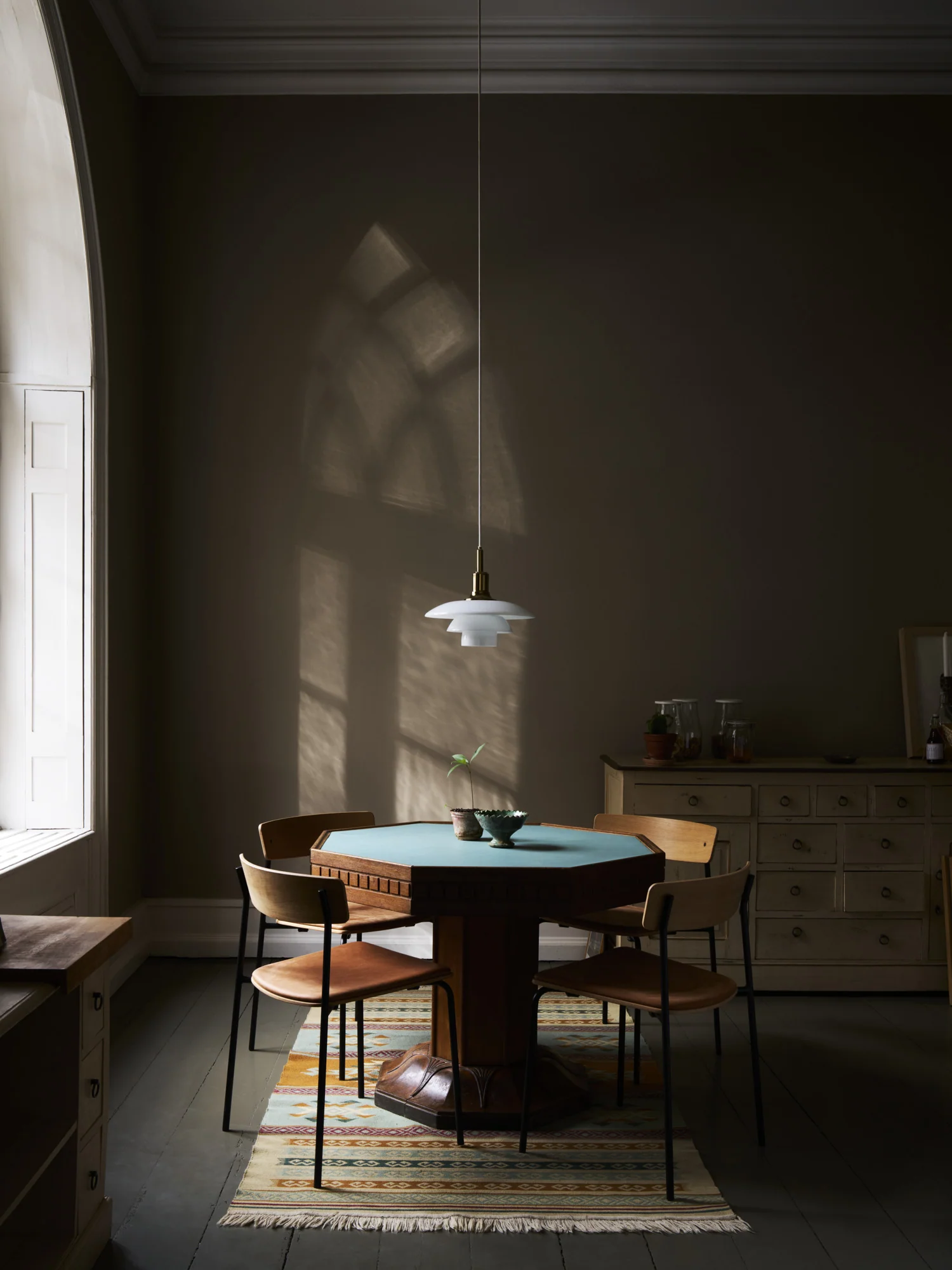 Lampa wisząca PH 3/2 biały z mosiężnym wykończeniem - Image 5