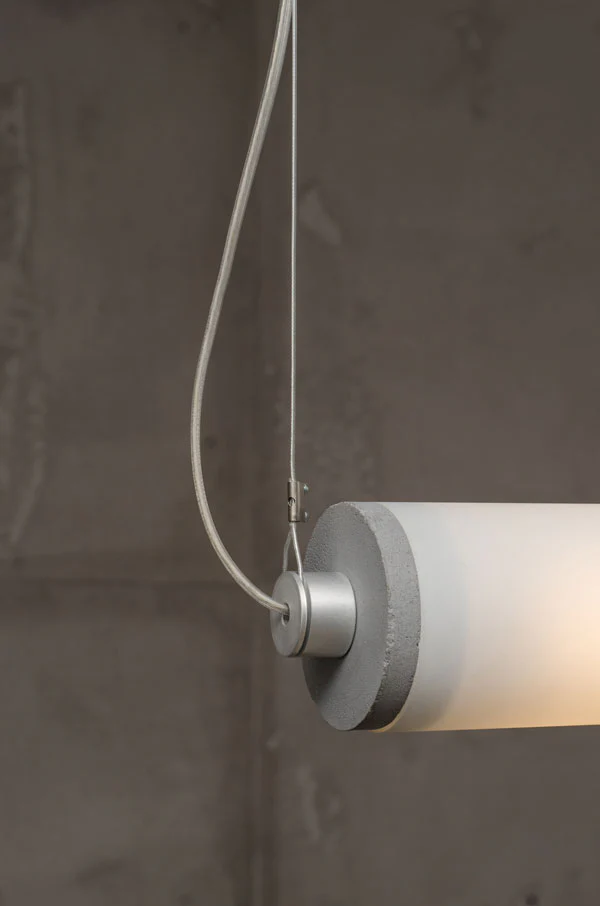Lampa wisząca pozioma LONGA mleczny klosz z betonowym detalem - Image 2
