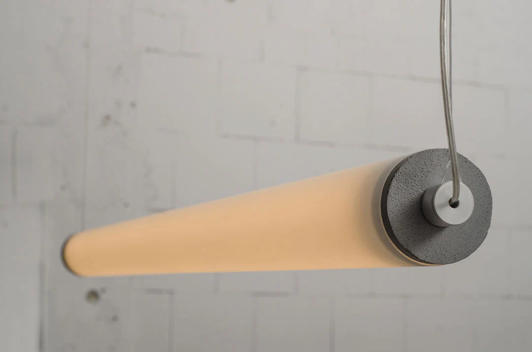 Lampa wisząca pozioma LONGA mleczny klosz z betonowym detalem - Image 3
