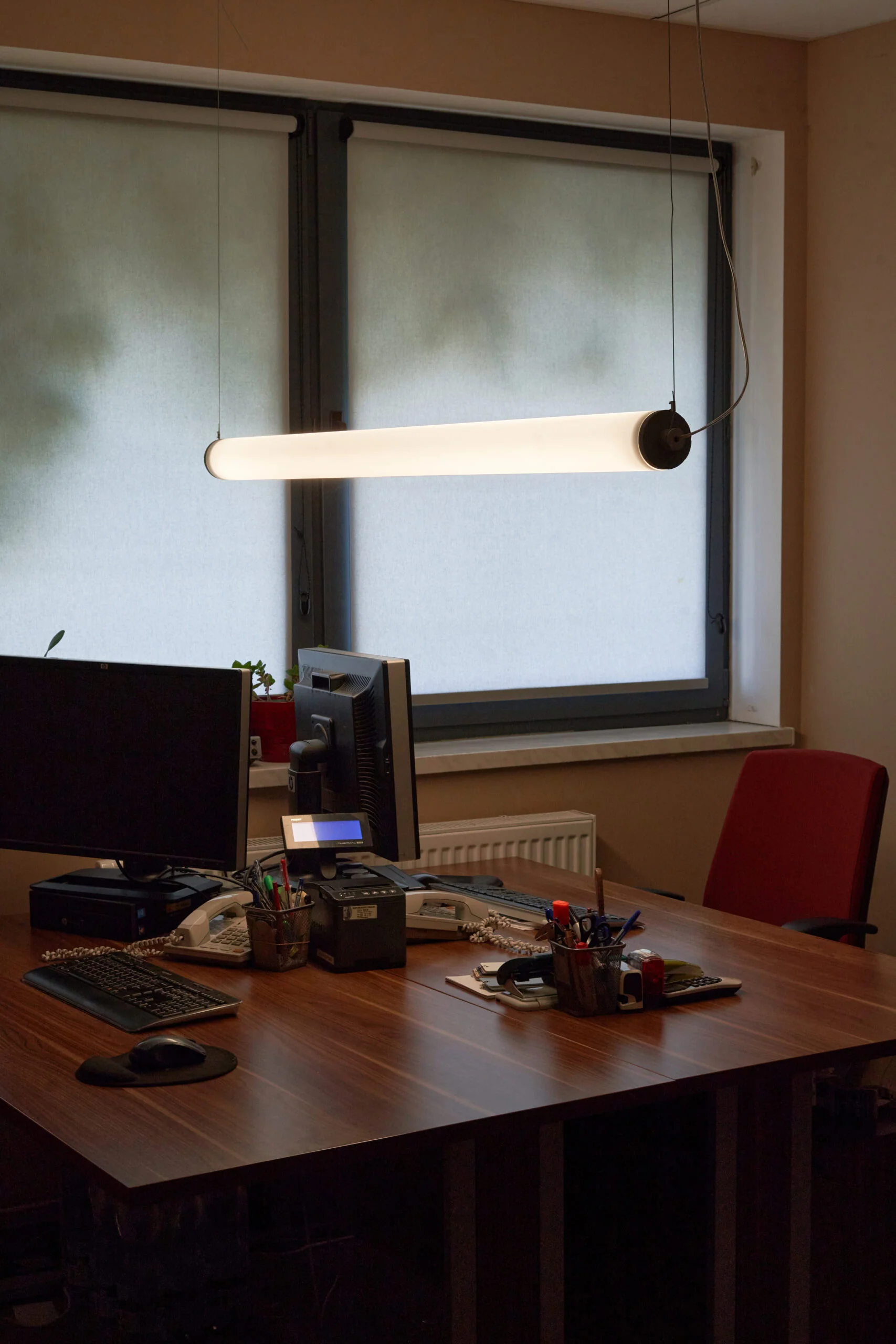 Lampa wisząca pozioma LONGA mleczny klosz z betonowym detalem - Image 7