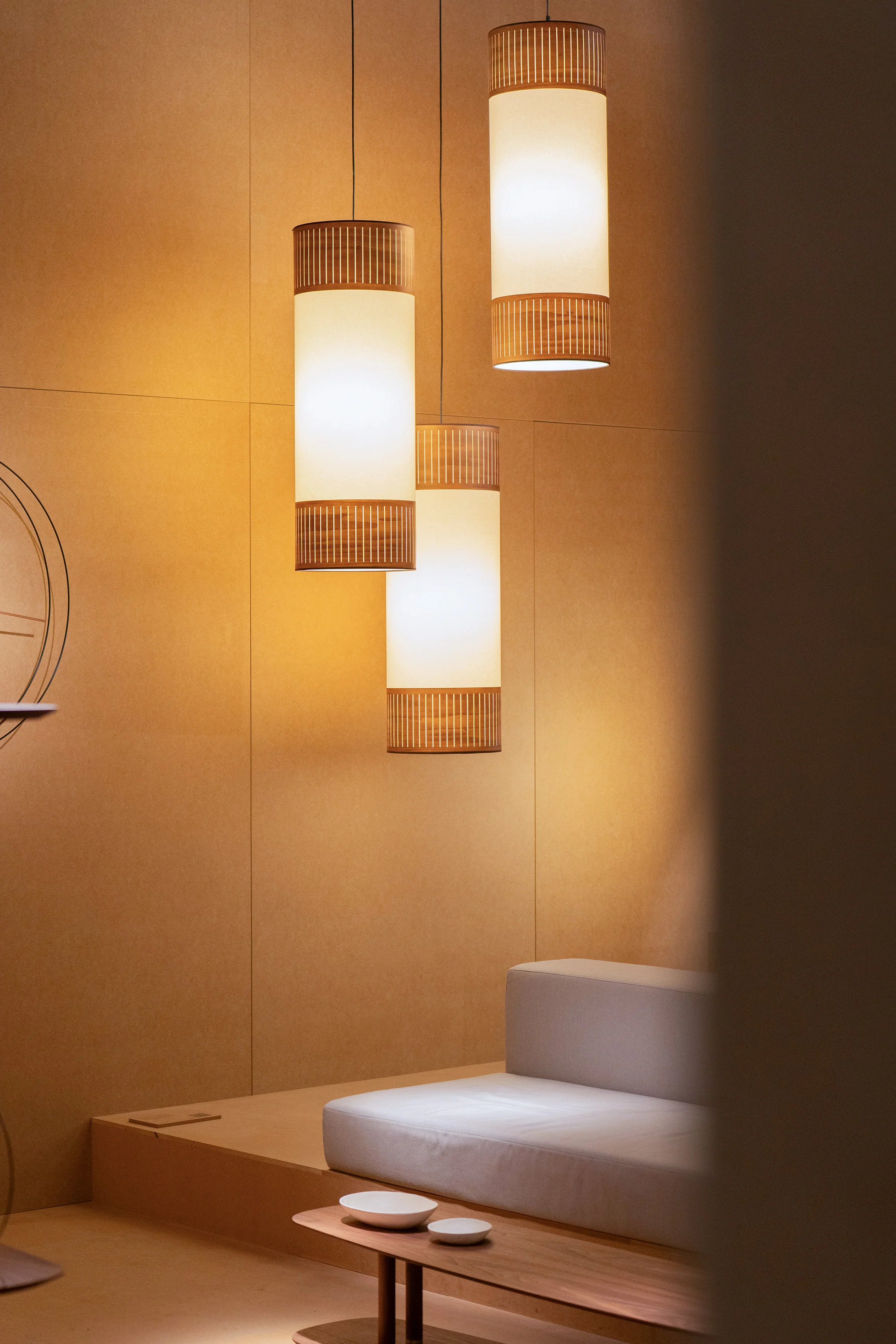 Lampa wisząca TAMIZ biały z drewnem orzechowym - Image 7