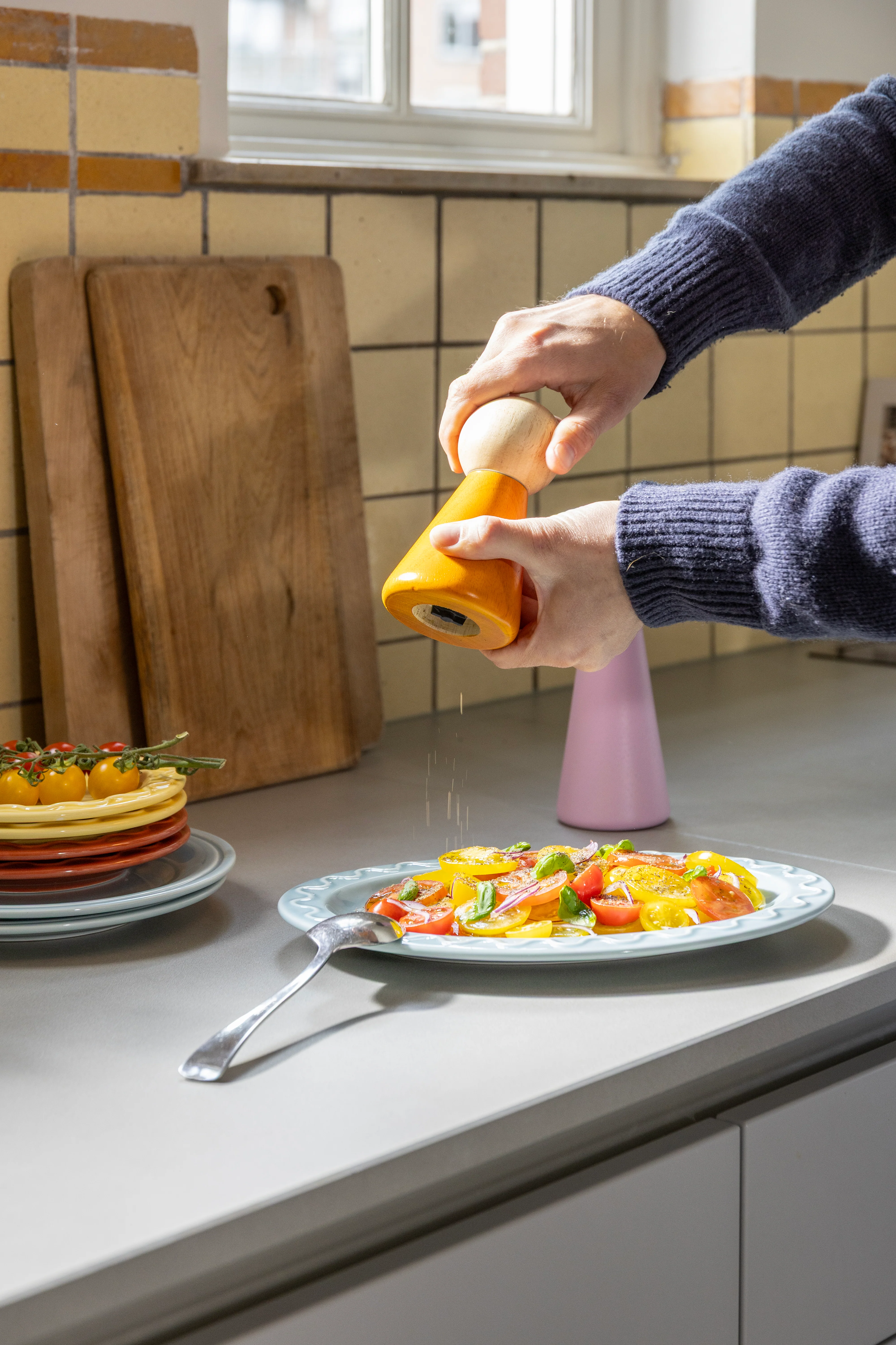 Młynek do przypraw HALMA SMALL pomarańczowy z drewnianym - Image 2