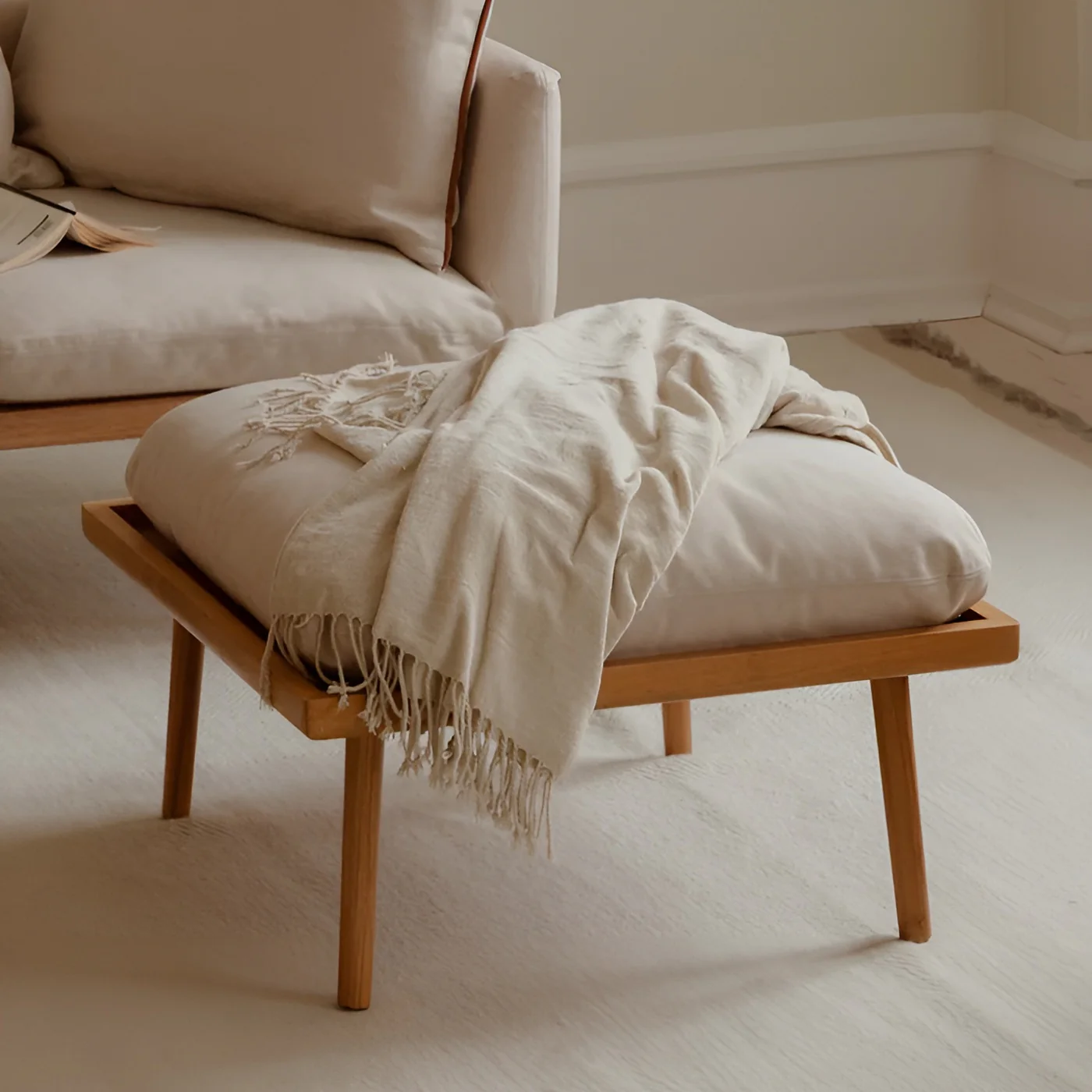 Puf LOUNGE AROUND SHUFFLE beżowy z ciemną dębową podstawą - Image 2