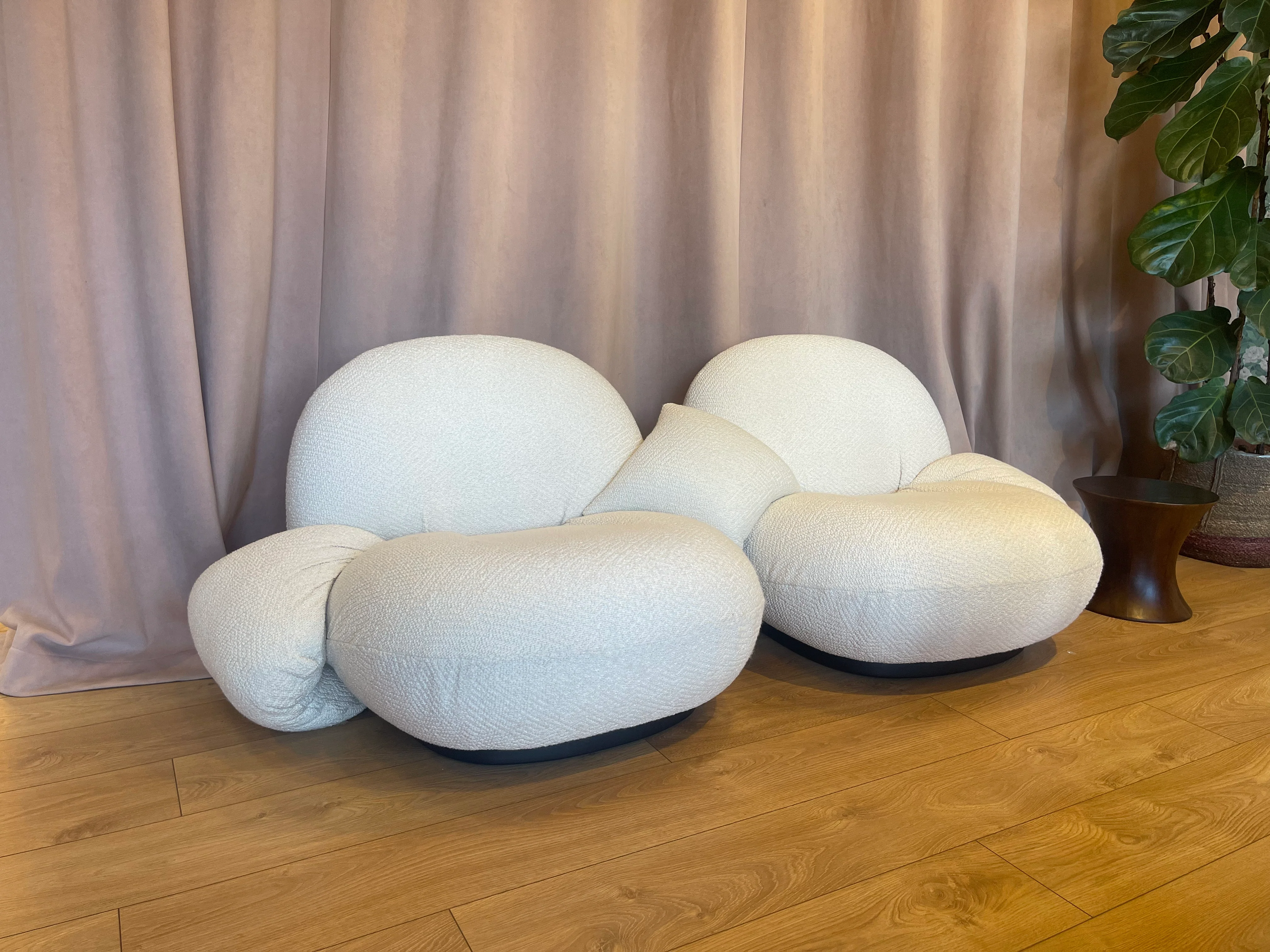 Sofa 2-osobowa PACHA biały z czarną podstawą - poekspozycyjna - Image 2