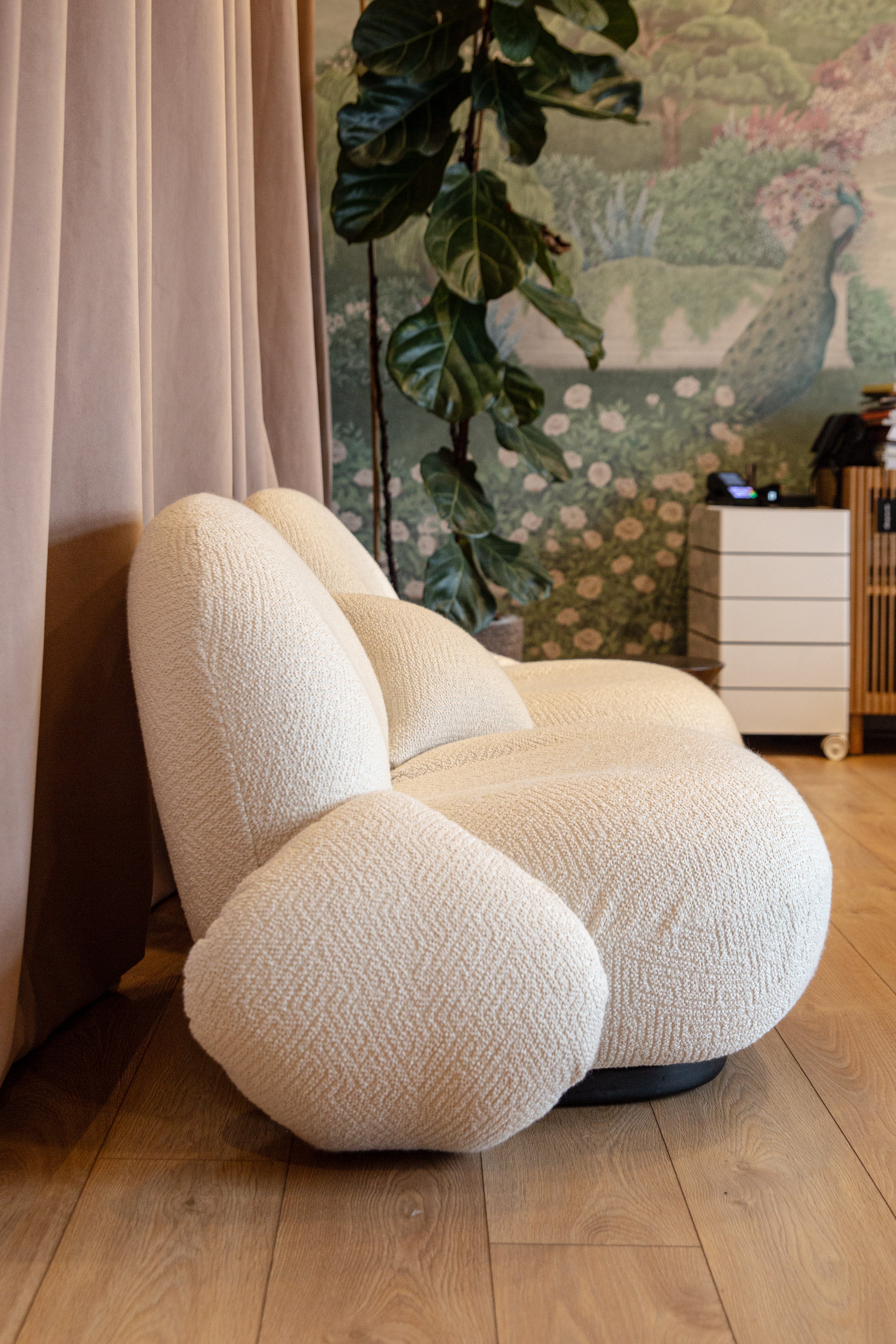 Sofa 2-osobowa PACHA biały z czarną podstawą - poekspozycyjna - Image 3