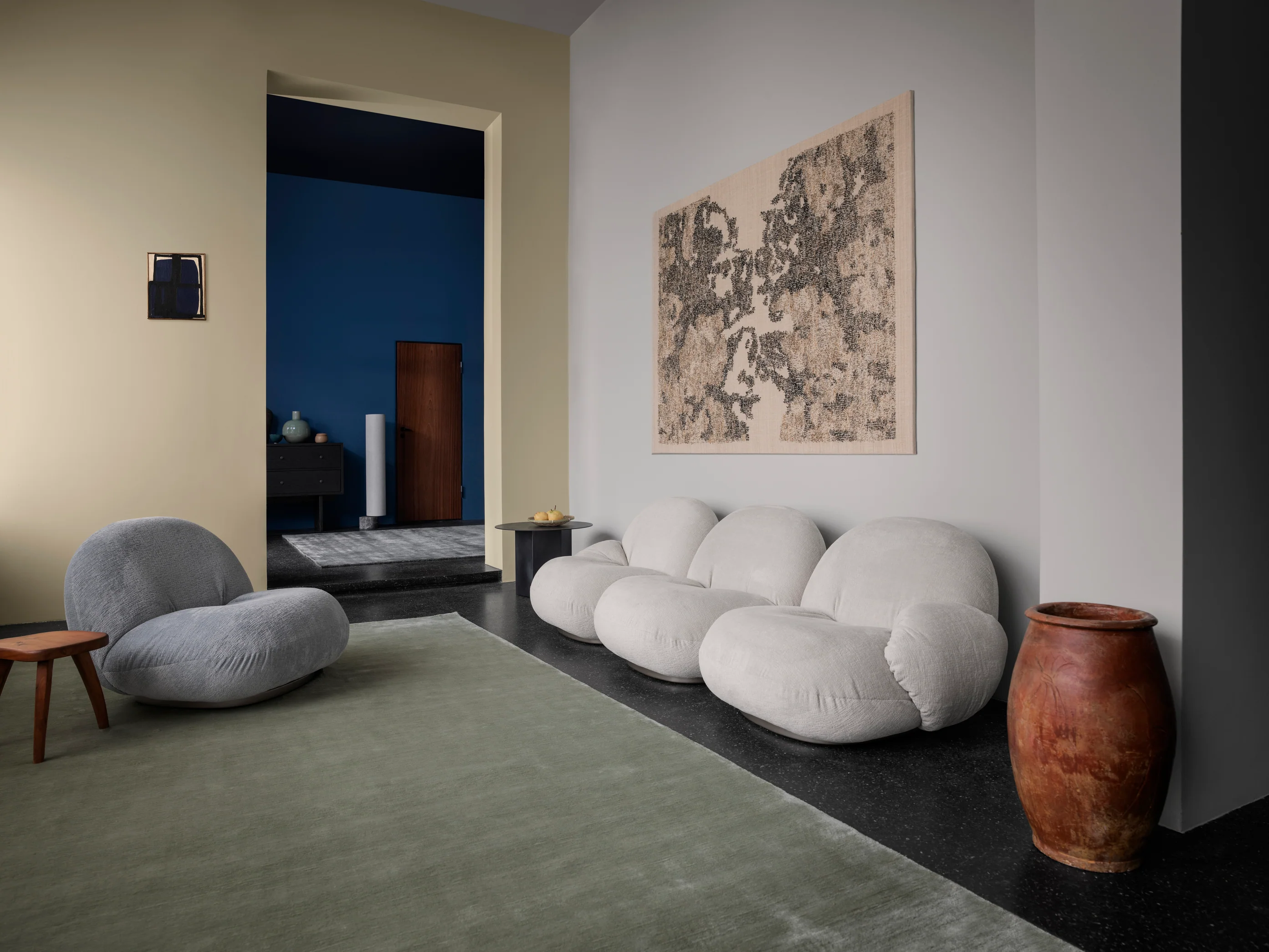 Sofa 2-osobowa PACHA tapicerowana z czarną podstawą - Image 9