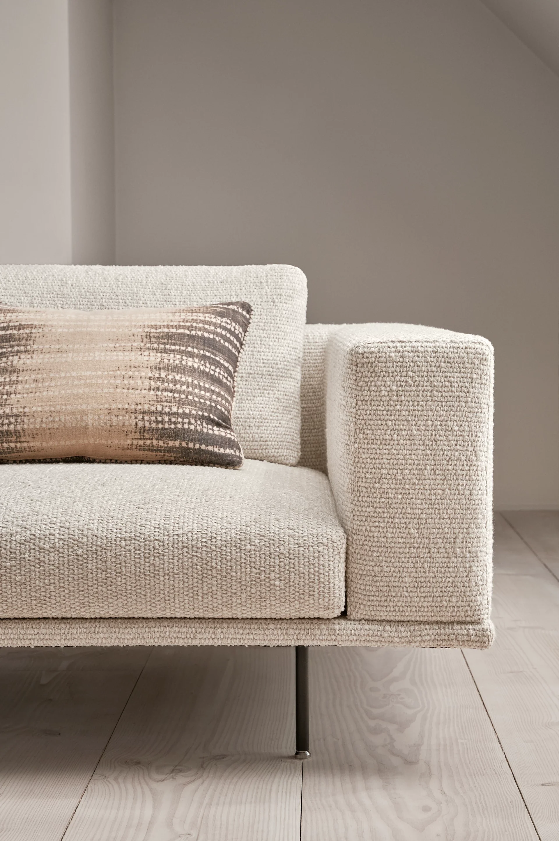 Sofa 3-osobowa LOFT brązowy boucle z czarną podstawą - Image 4