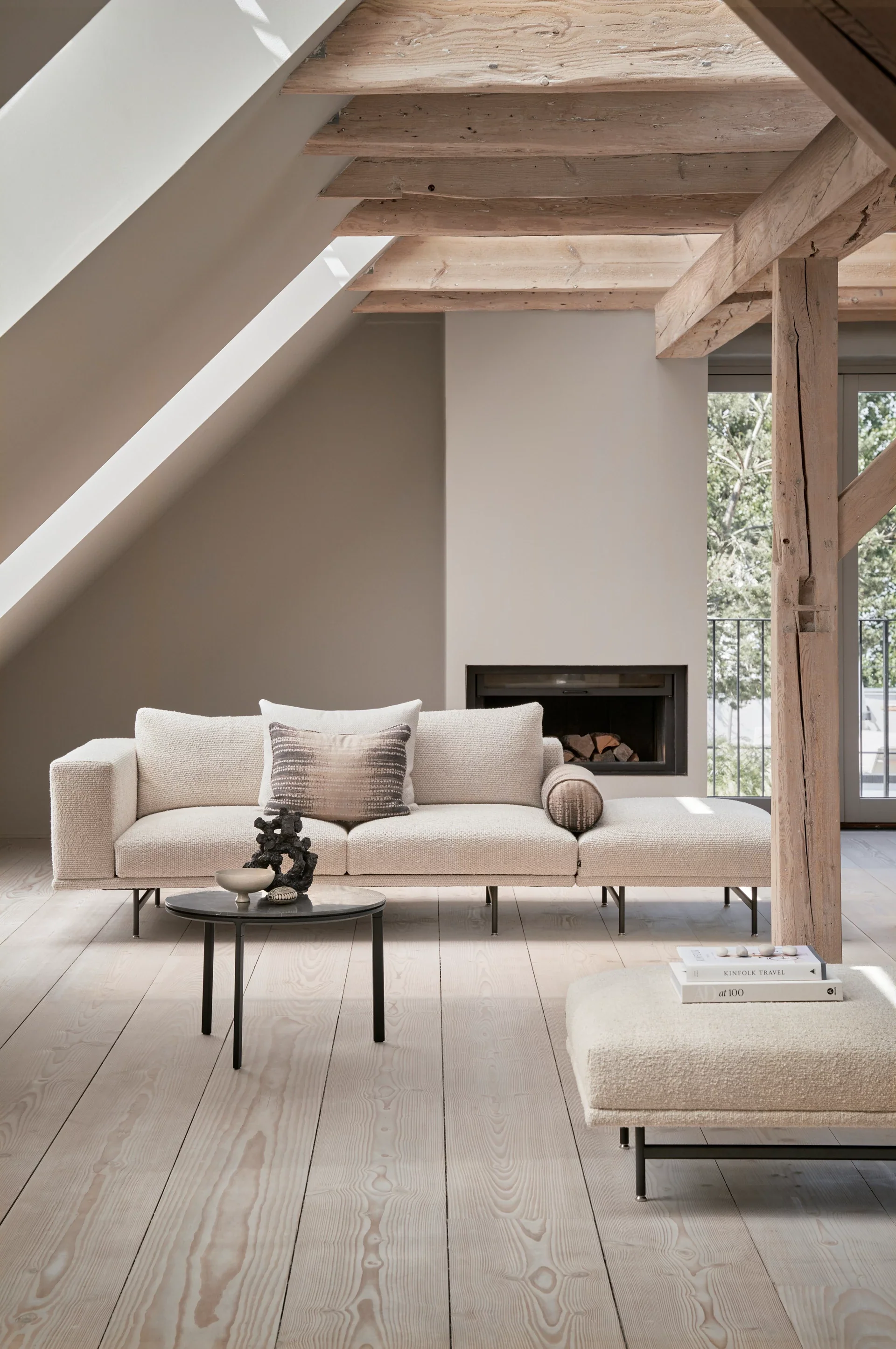 Sofa 3-osobowa LOFT brązowy boucle z czarną podstawą - Image 2