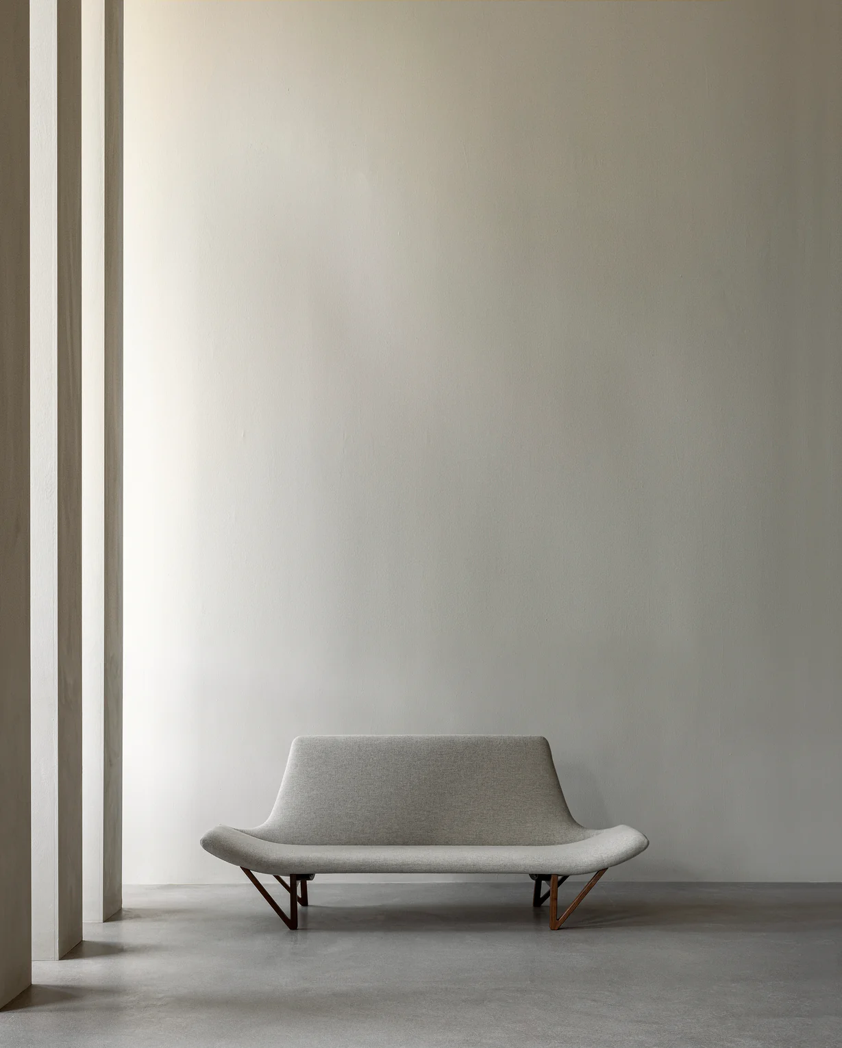 Sofa PAGODE szary z dębową podstawą - Image 9
