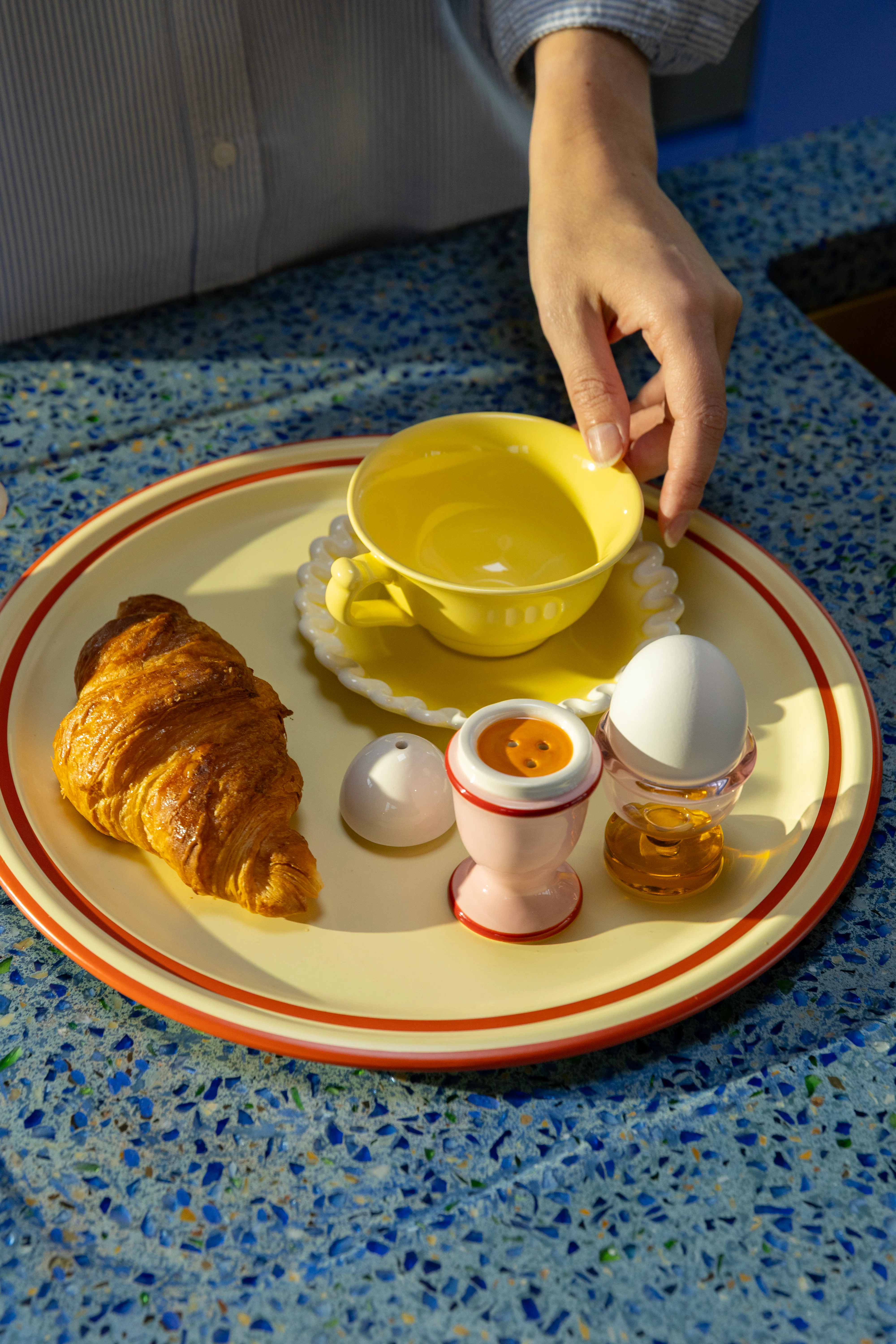 Solniczka i pieprzniczka EGG różowy z czerwonym i białym - Image 6
