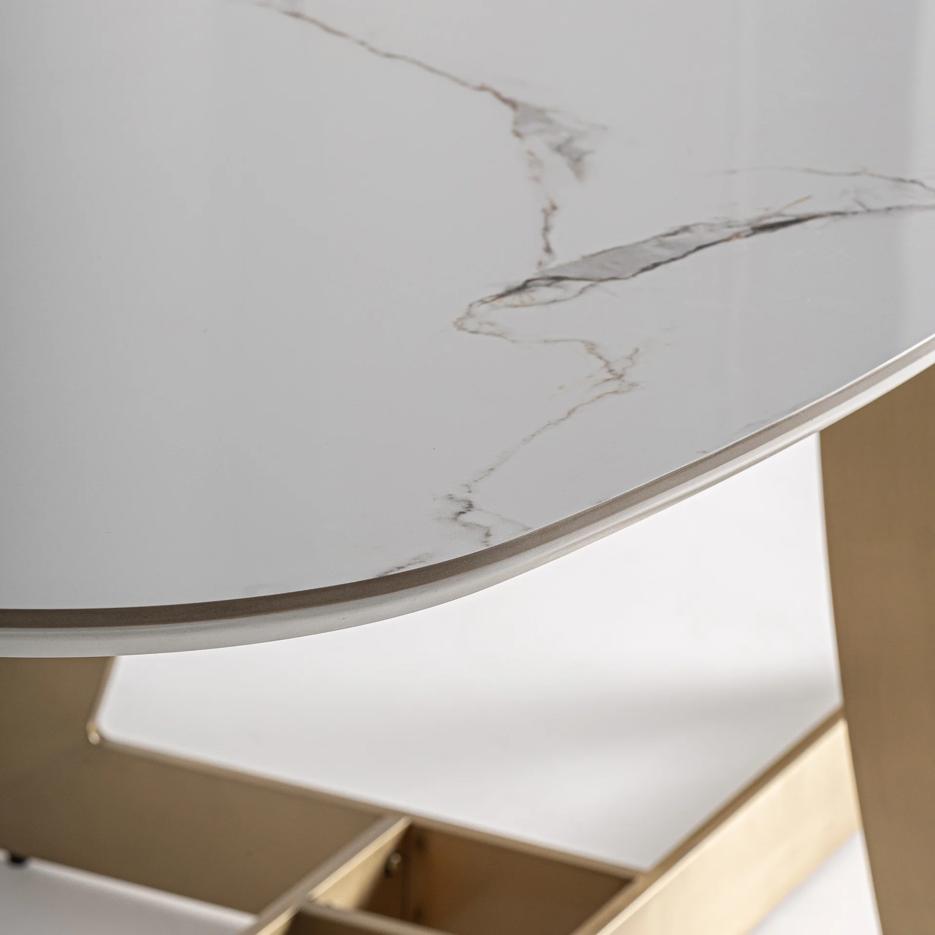 Stół JUSSEY spiek porcelanowy ze złotą podstawą - Image 2