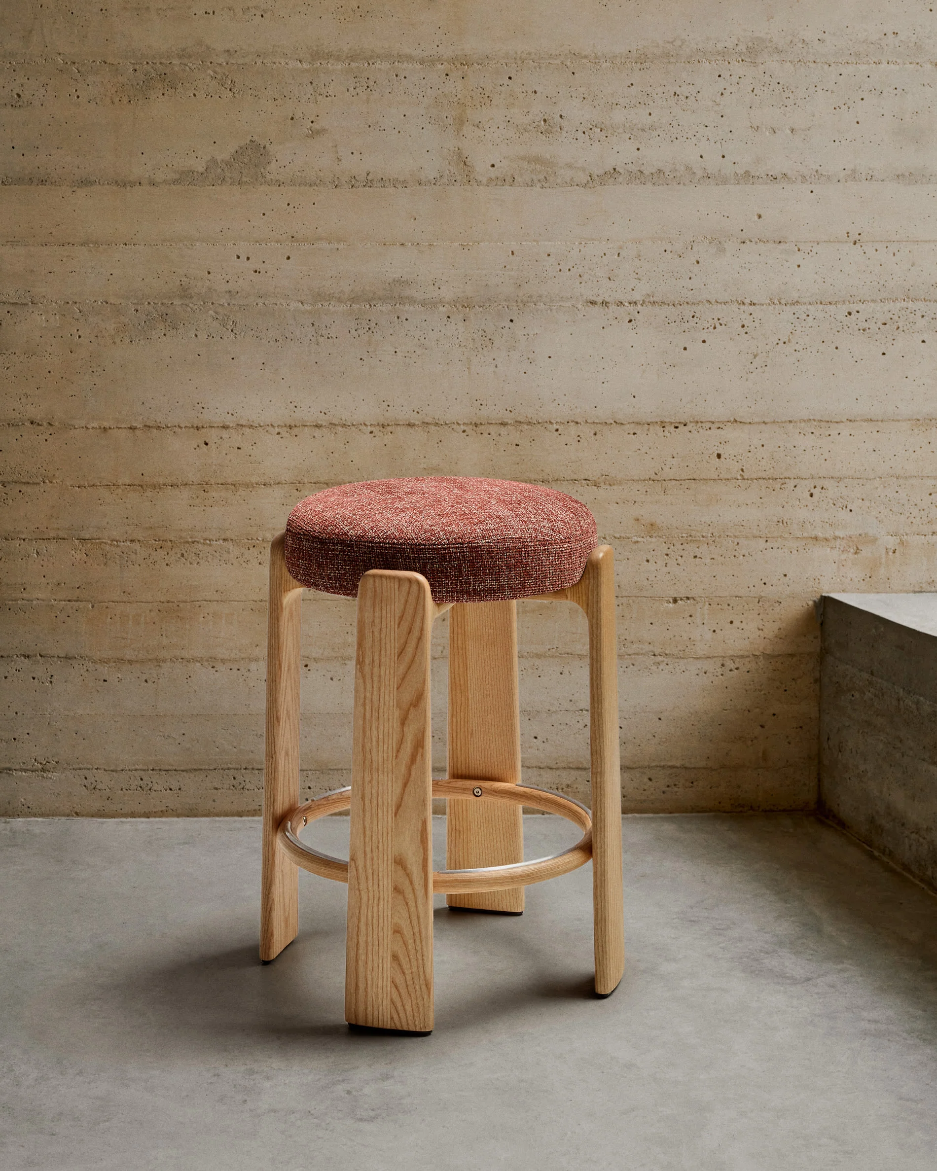 Stołek barowy GRANITE brązowo-rudy szenil z jesionową podstawą - Image 4