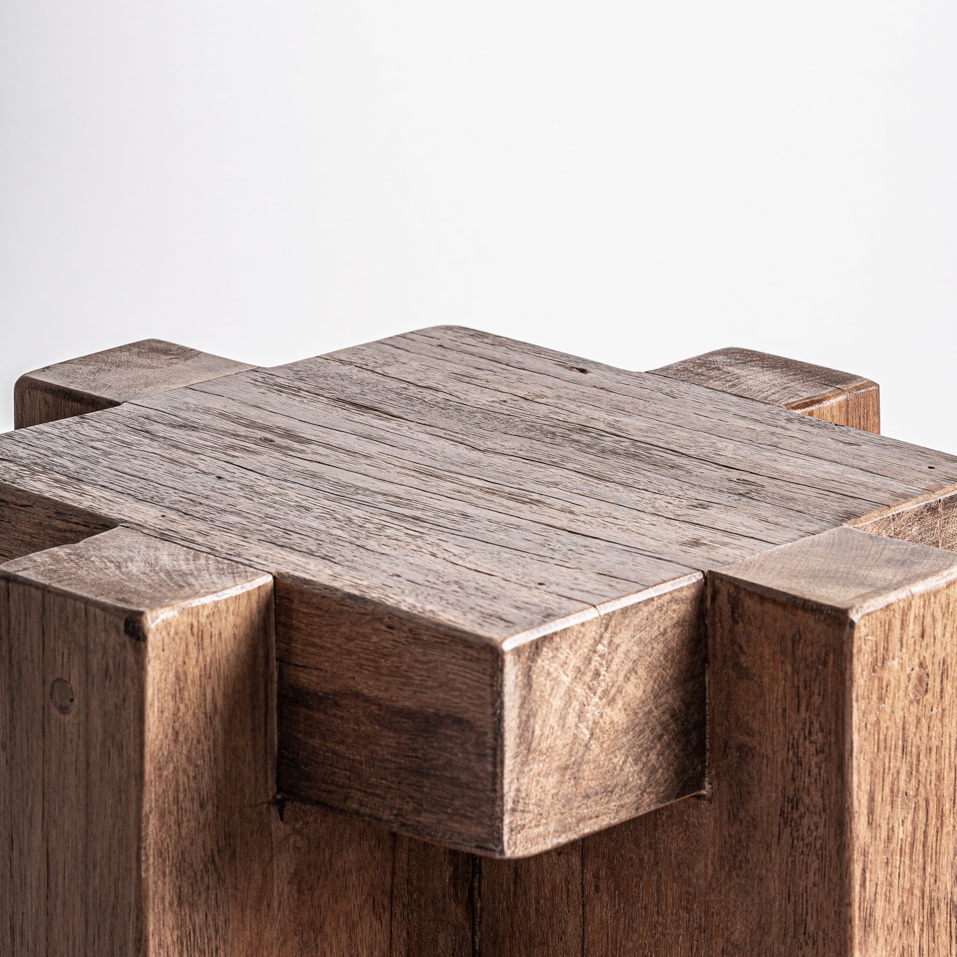 Stolik boczny BRUTALIST drewno z recyklingu - Image 14