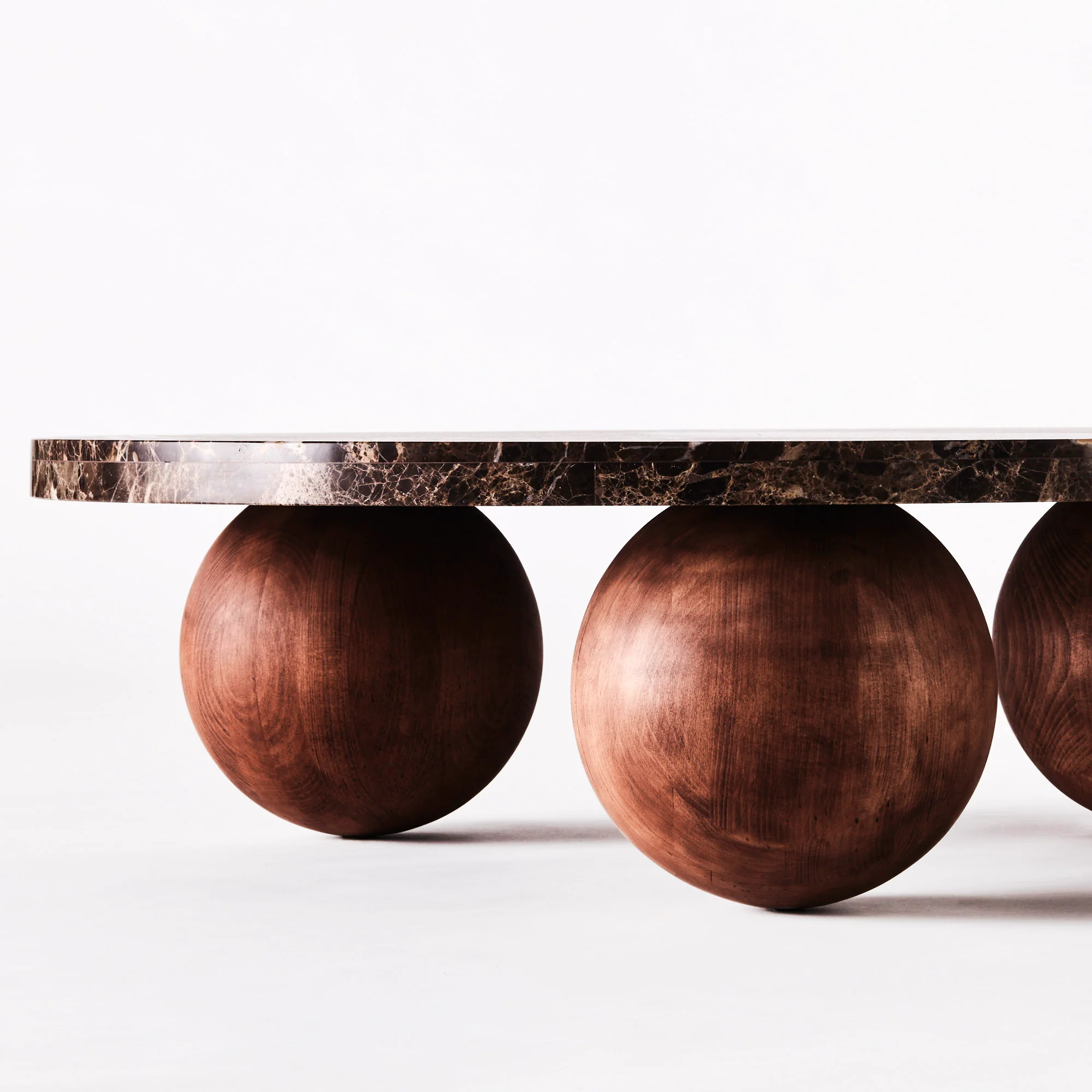 Stolik kawowy okrągły SPHERE marmur Emperador z jesionową podstawą - Image 3