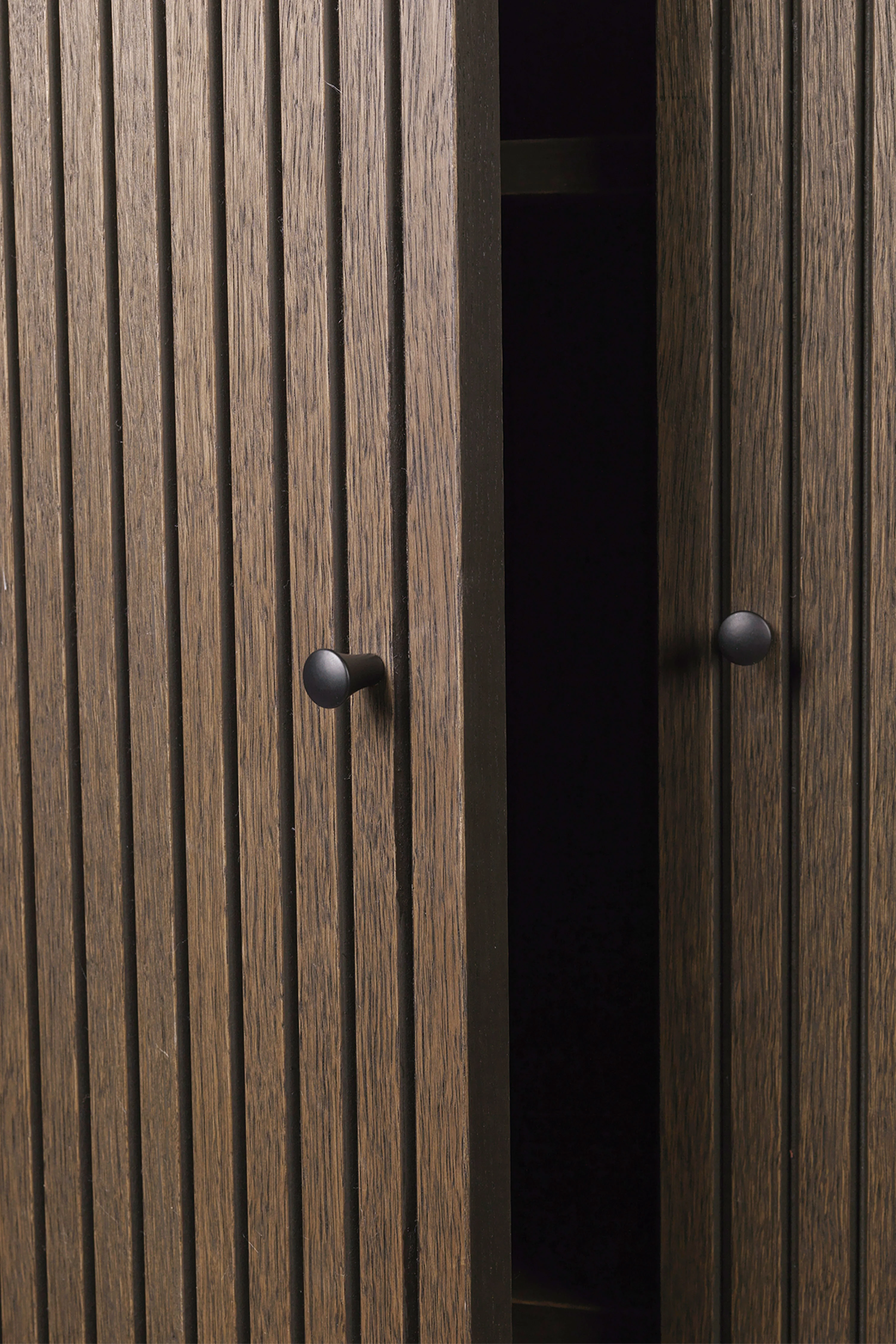 Szafa 2-drzwiowa SILL CUPBOARD LOW ciemnobrązowy fornir dębowy - Image 4
