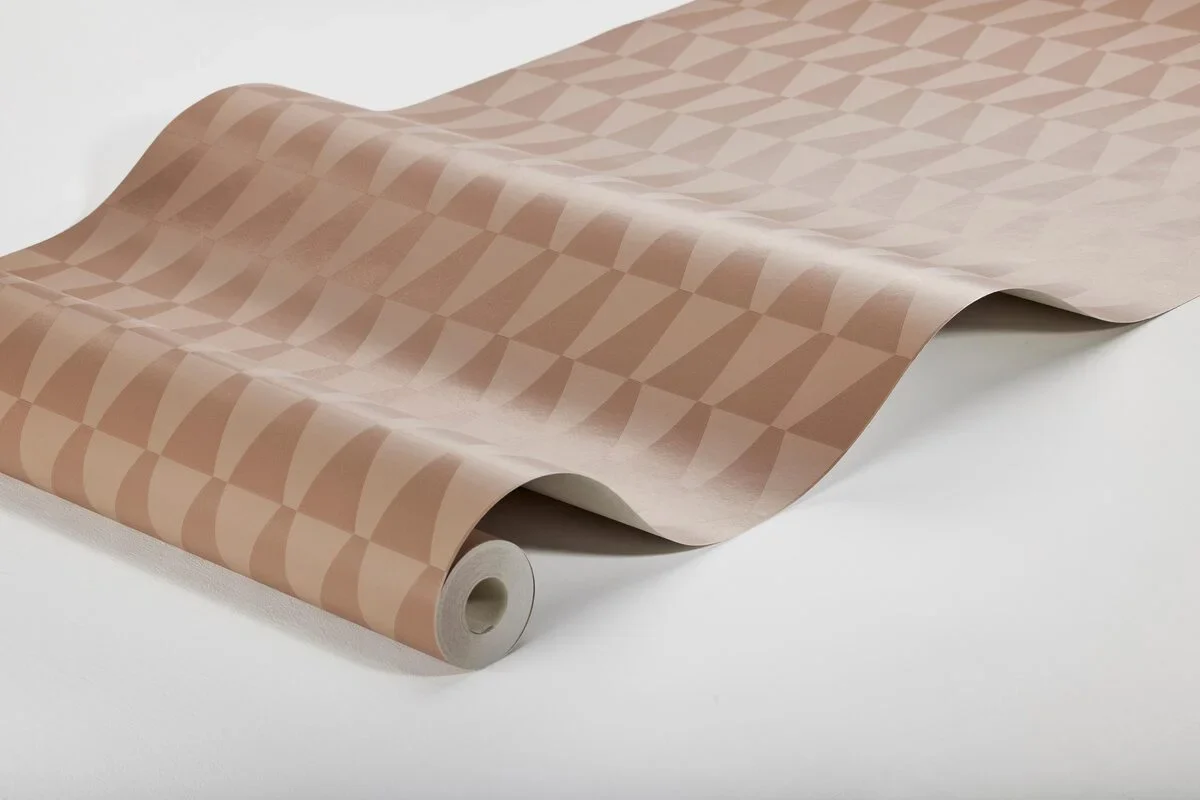 Tapeta flizelinowa papierowa z geometrycznym wzorem TRAPEZ brudny róż z beżowym - Image 3