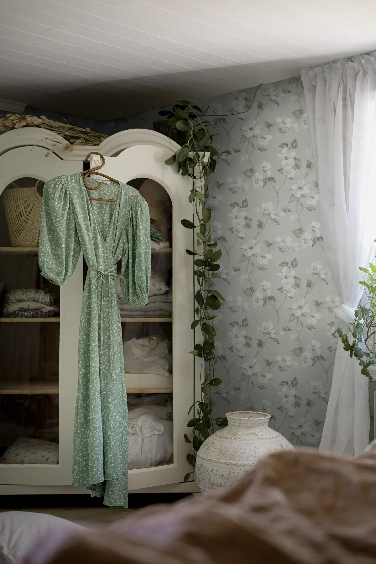 Tapeta z roślinnym wzorem kwiatów HELEN’S FLOWER szarozielony z białym - Image 2