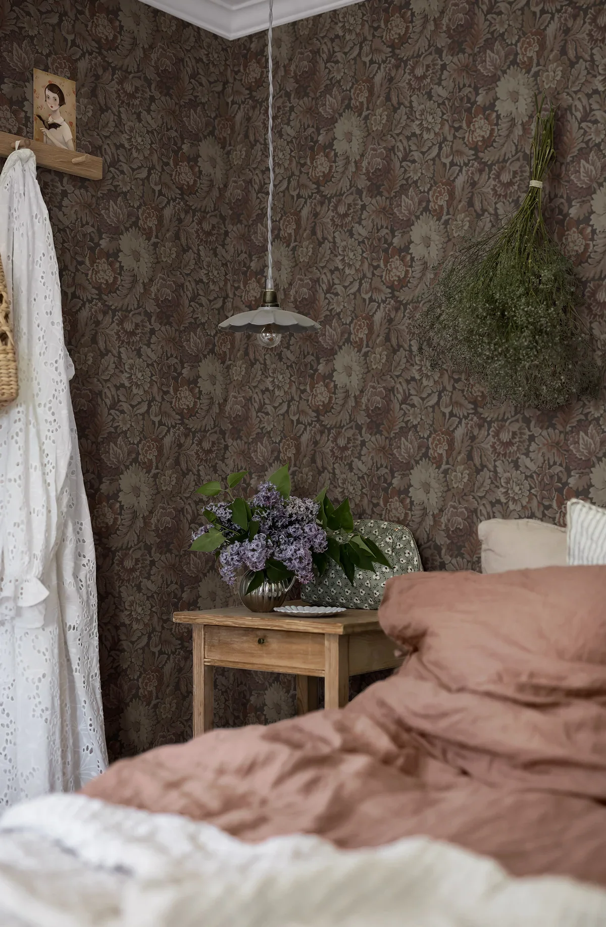 Tapeta z roślinnym wzorem kwiatów NIGHTINGALE GARDEN bordowy z beżowym - Image 2