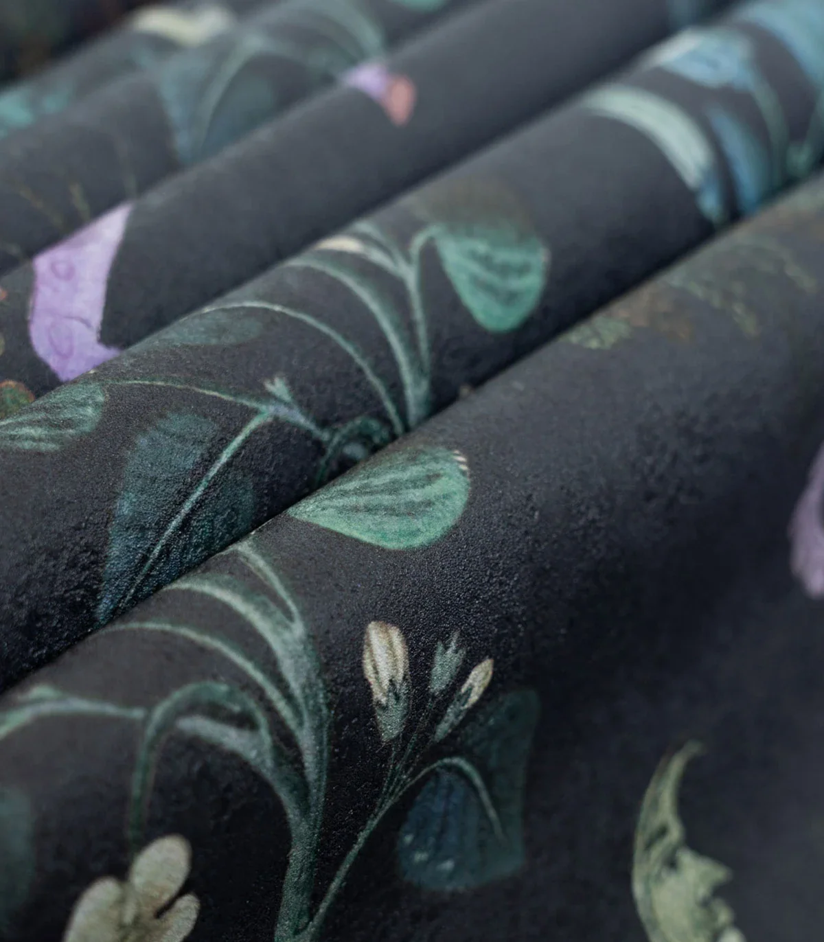 Tapeta z motywem roślinnym i magicznym zwierząt BOTANIC BEAST PURPLE czarny z fioletowym - Image 4