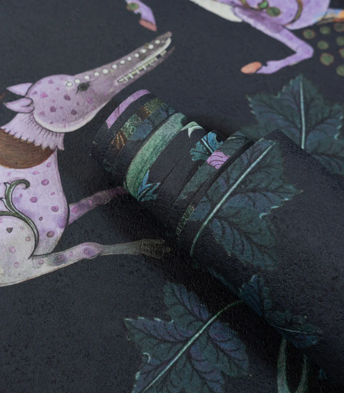Tapeta z motywem roślinnym i magicznym zwierząt BOTANIC BEAST PURPLE czarny z fioletowym - Image 5