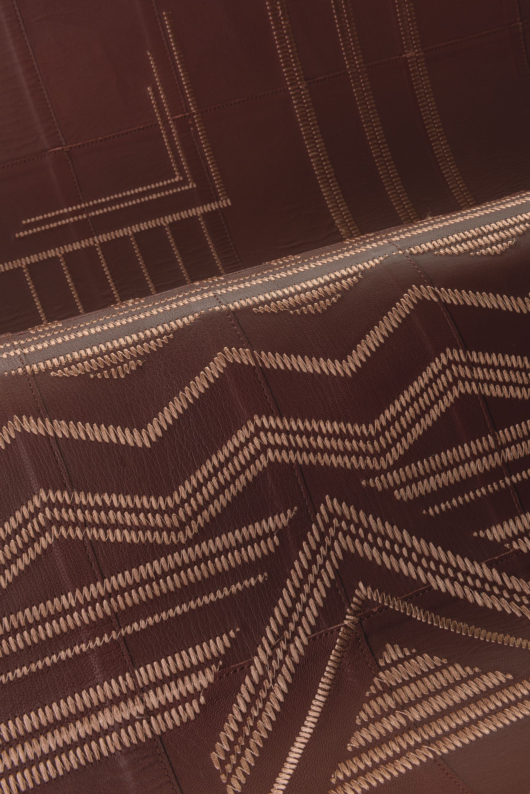 Tapeta naturalna skórzana z motywem geometrycznym PALAZZO burgundowy - Image 3