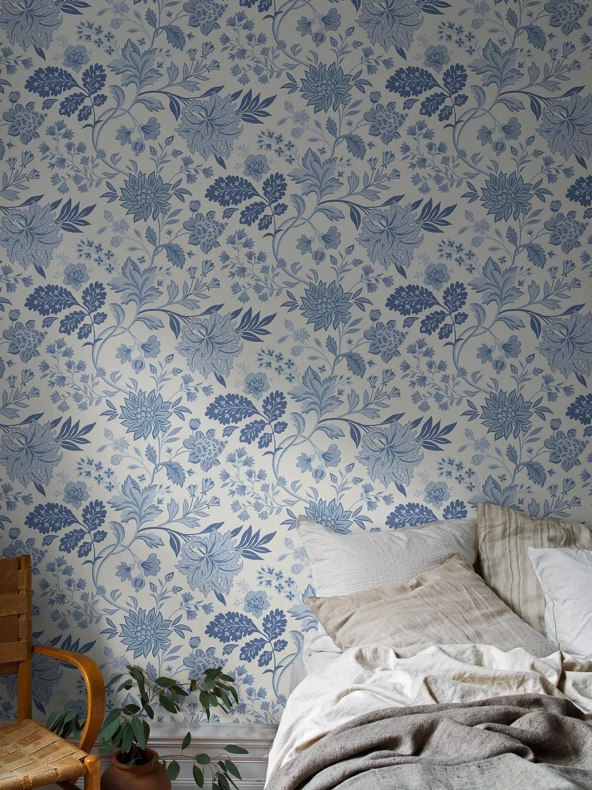 Tapeta flizelinowa papierowa z roślinnym wzorem ALICIA ciepły biały z niebieskim - Image 2