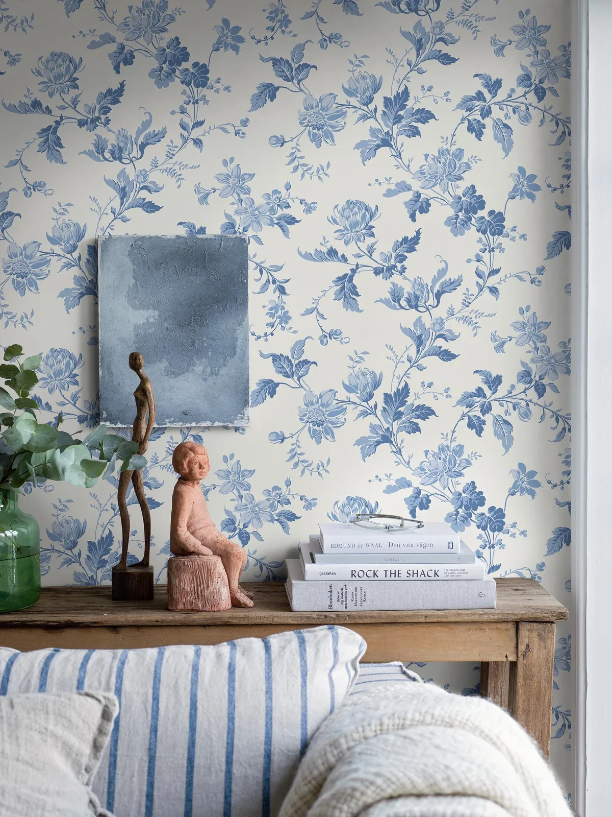Tapeta flizelinowa papierowa z roślinnym wzorem BLOMSLINGA biały z niebieskim - Image 6