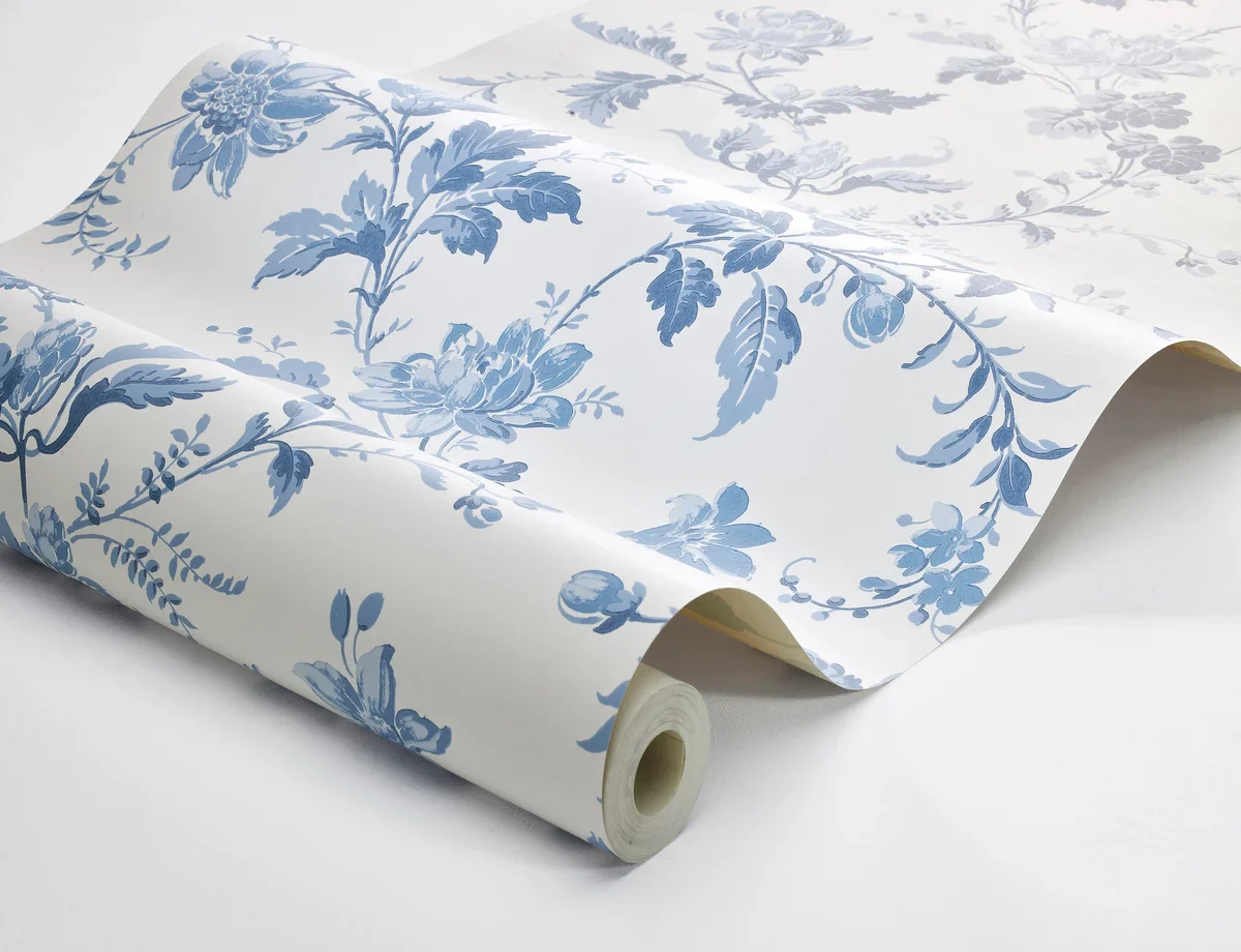 Tapeta flizelinowa papierowa z roślinnym wzorem BLOMSLINGA biały z niebieskim - Image 7