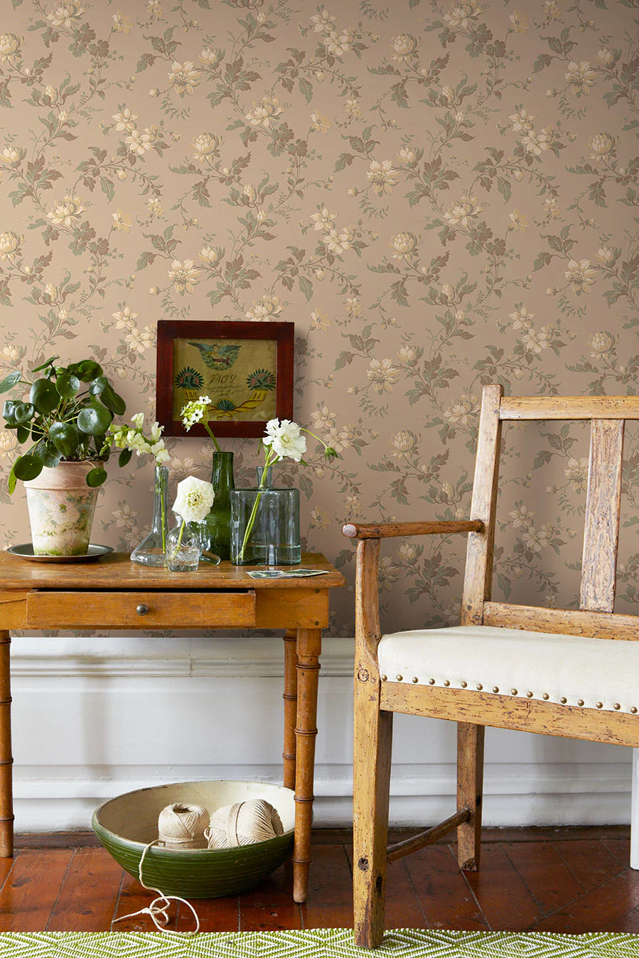Tapeta flizelinowa papierowa z roślinnym wzorem BLOMSLINGA brązowy z beżowym - Image 3