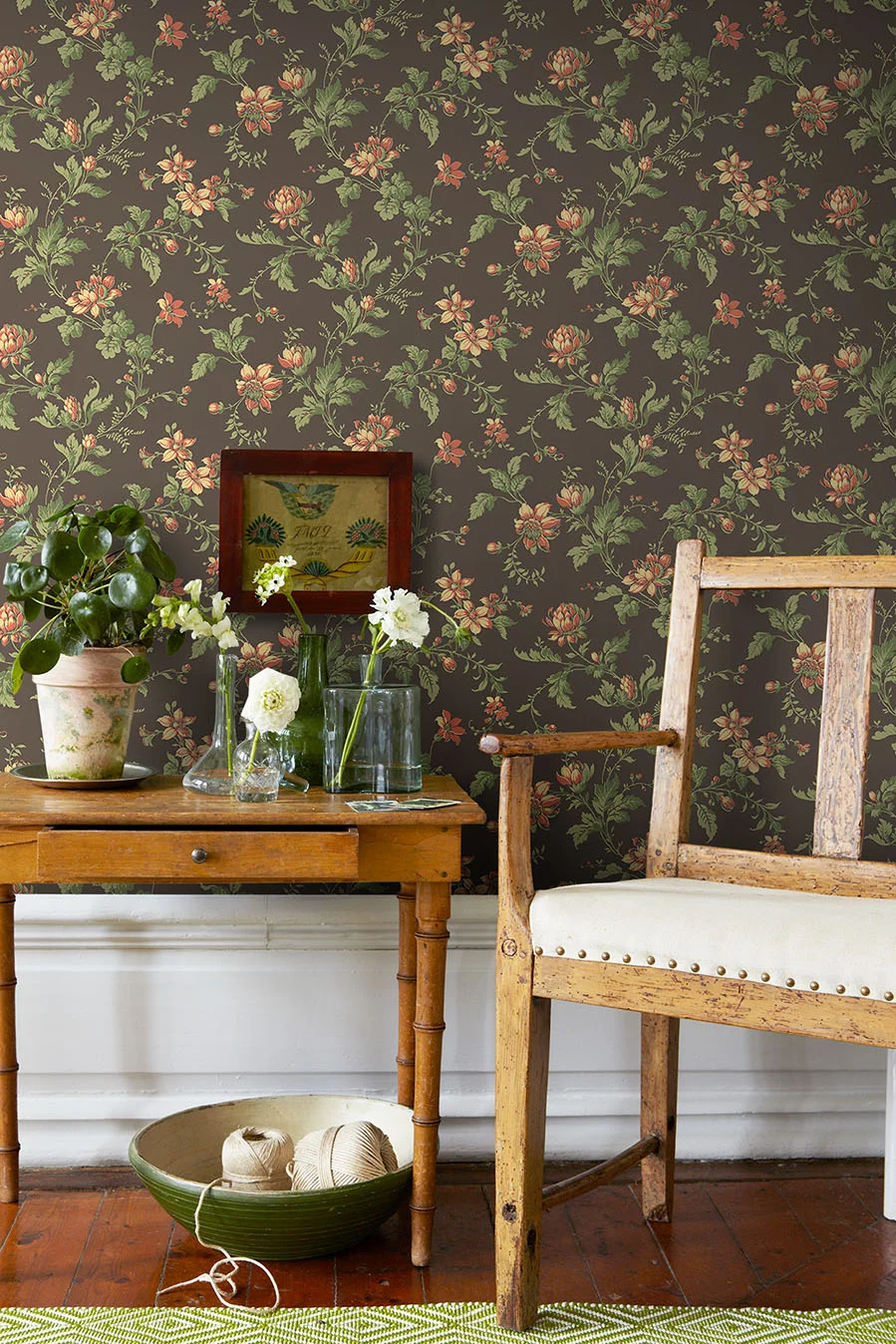 Tapeta flizelinowa papierowa z roślinnym wzorem BLOMSLINGA brązowy - Image 2