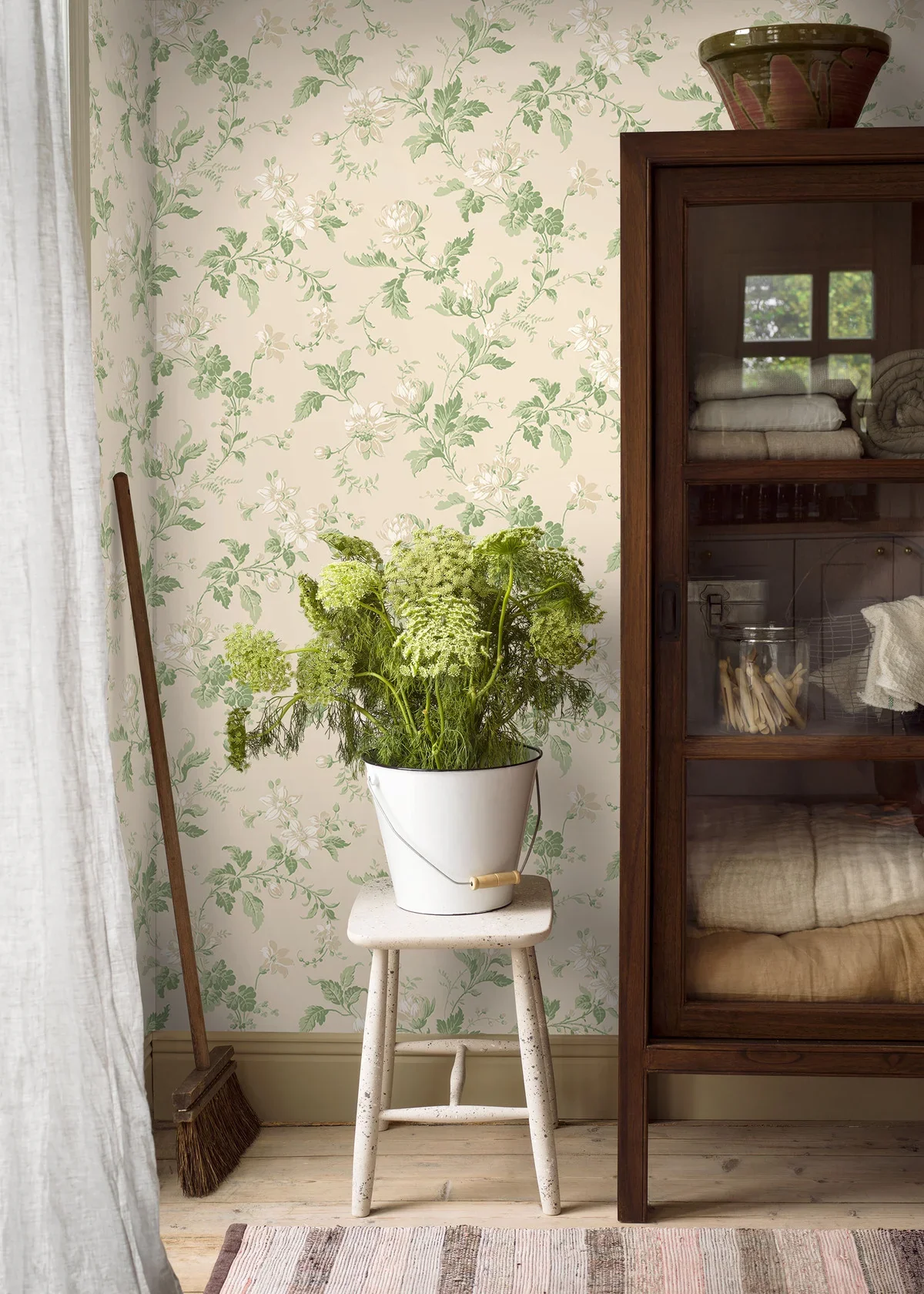 Tapeta flizelinowa papierowa z roślinnym wzorem BLOMSLINGA różowy z zielonym - Image 3